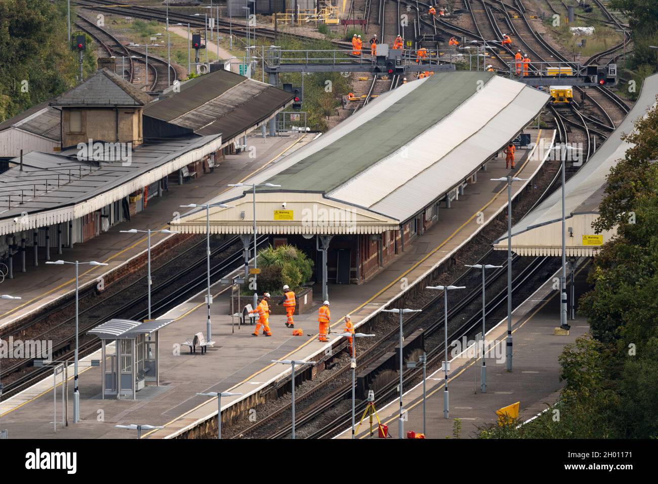 Vue aérienne des travailleurs ferroviaires de Network Rail qui entreprennent des travaux essentiels d'entretien planifié sur les voies ferrées à une gare de Basingstoke, au Royaume-Uni Banque D'Images