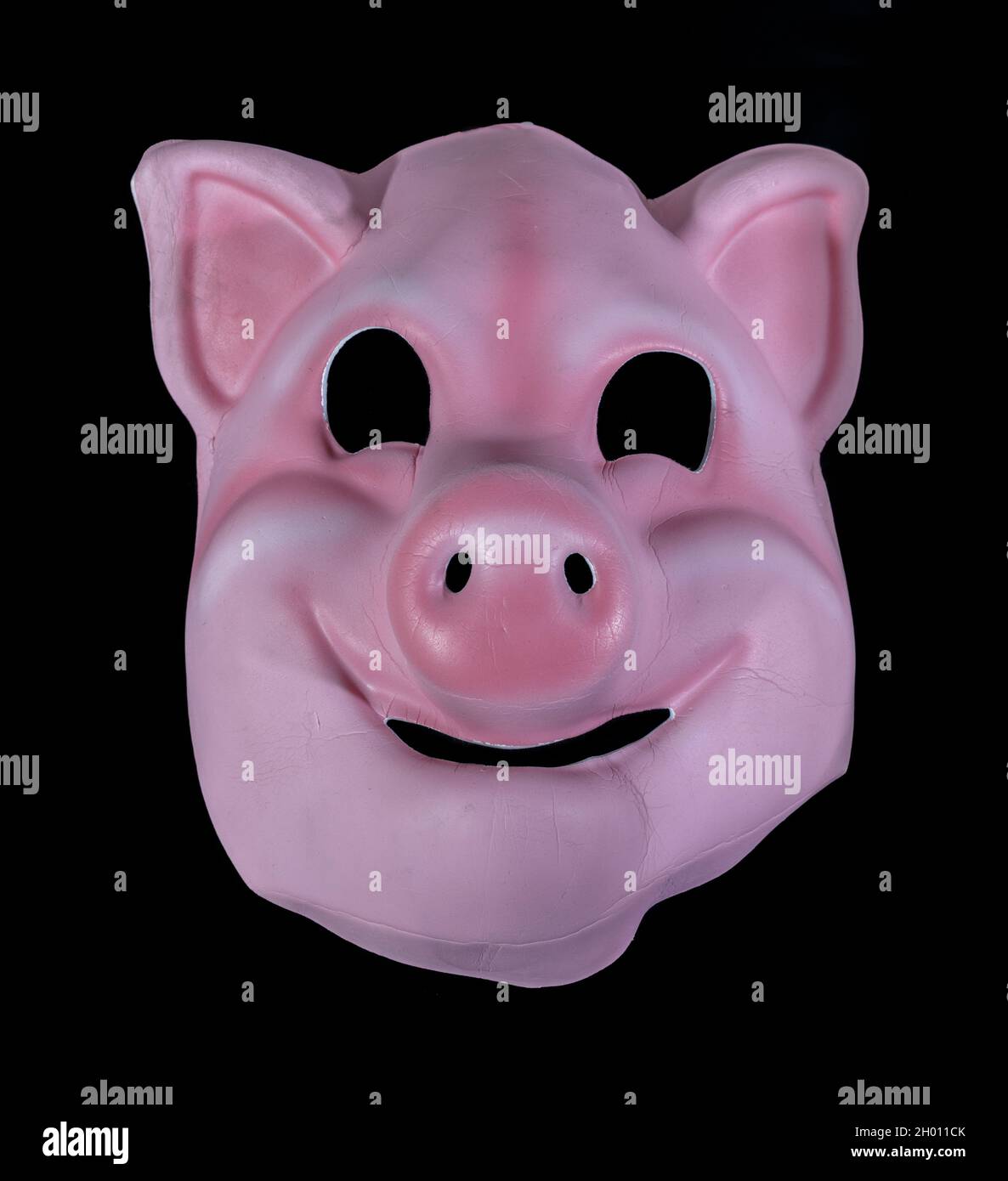 Masque de cochon d'enfant isolé sur fond noir Banque D'Images