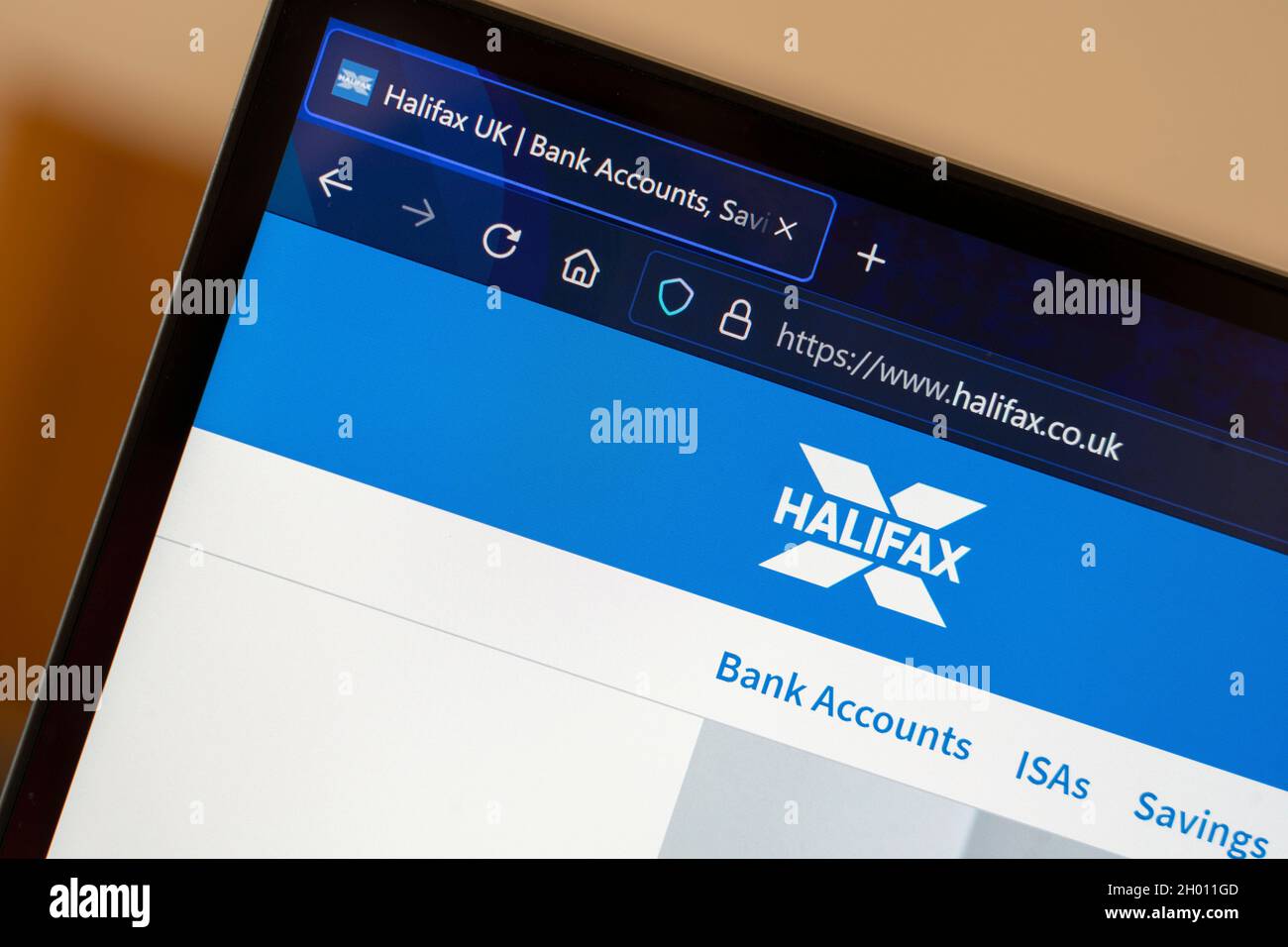Gros plan du logo de la banque britannique Halifax et de l'écran d'accueil du site Web sur un écran d'ordinateur portable.Angleterre Banque D'Images