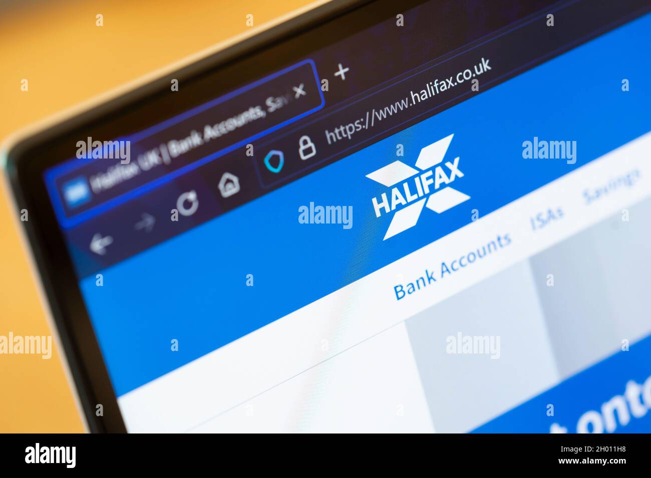 Gros plan du logo de la banque britannique Halifax et de l'écran d'accueil du site Web sur un écran d'ordinateur portable.Angleterre Banque D'Images