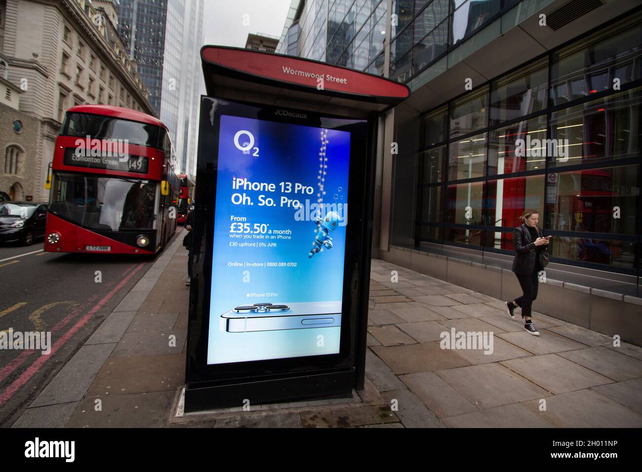 L'écran de publicité extérieure à l'arrêt de bus affiche O2 et l'iPhone 13 Pro Banque D'Images