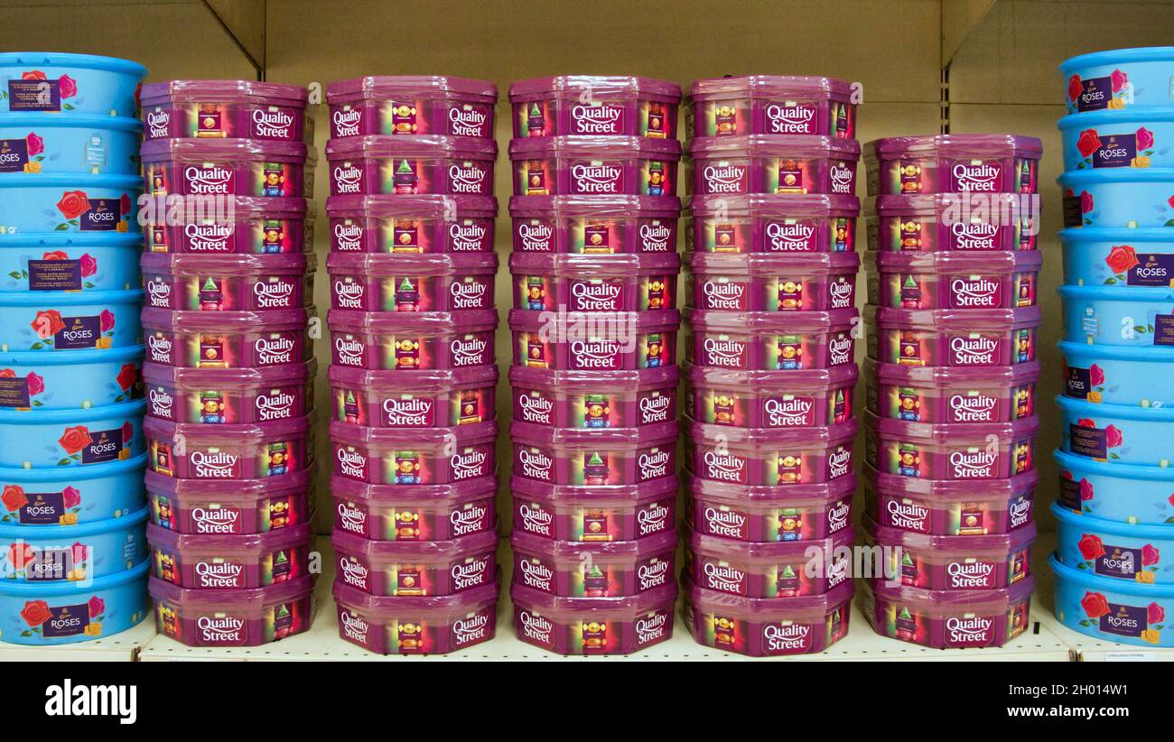 Glasgow, Écosse, Royaume-Uni 10 octobre 2021.La pénurie de chauffeurs de camions-citernes menace les étagères des supermarchés avec des avertissements qui promettent des pénuries à long terme.Les boîtes de Noël de qualité rue par Nestle les rowntrees chocolats empilés haut à vendre à sainsburys ce soir crédit Gerard Ferry / Alamy Live News Banque D'Images