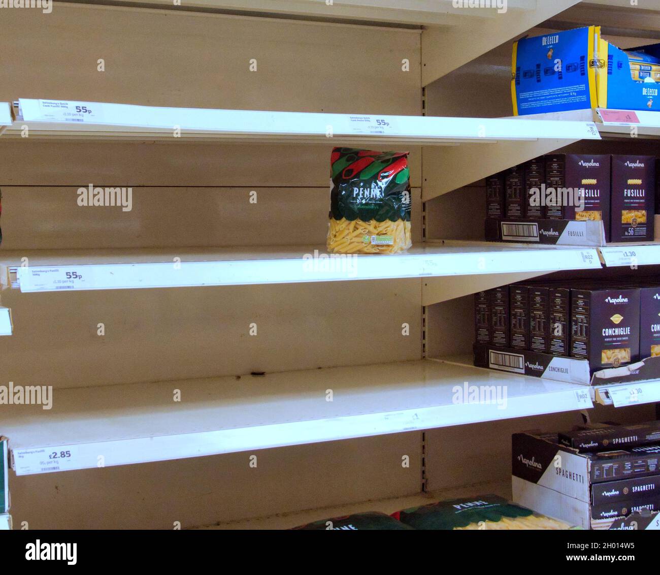 Glasgow, Écosse, Royaume-Uni 10 octobre 2021.La pénurie de chauffeurs de camions-citernes menace les étagères des supermarchés avec des avertissements qui promettent des pénuries à long terme.Vide des étagères de pâtes à sainsburys ce soir crédit Gerard Ferry/Alamy Live News Banque D'Images
