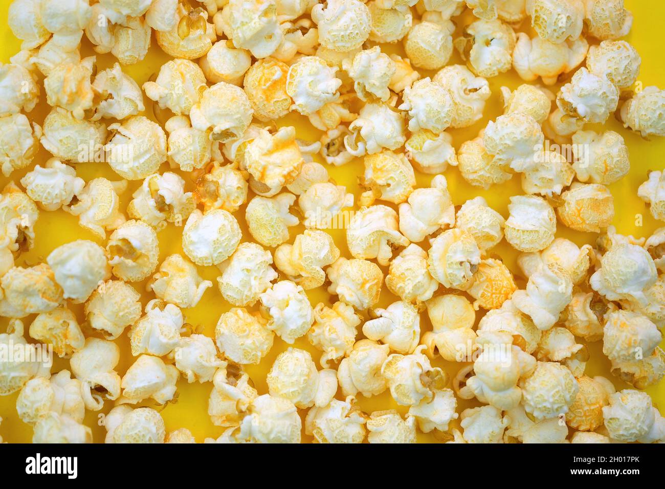 Popcorn salé avec saveur de fromage sur fond jaune vue du dessus.Les — free download