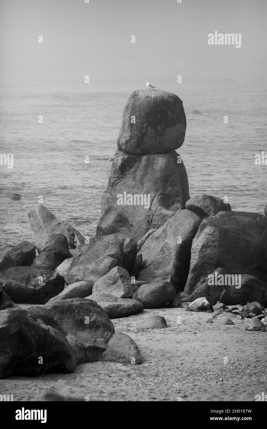 Rochers sur la côte de Praia de Lavadores par temps brumeux, Porto, Portugal.Photo en noir et blanc. Banque D'Images