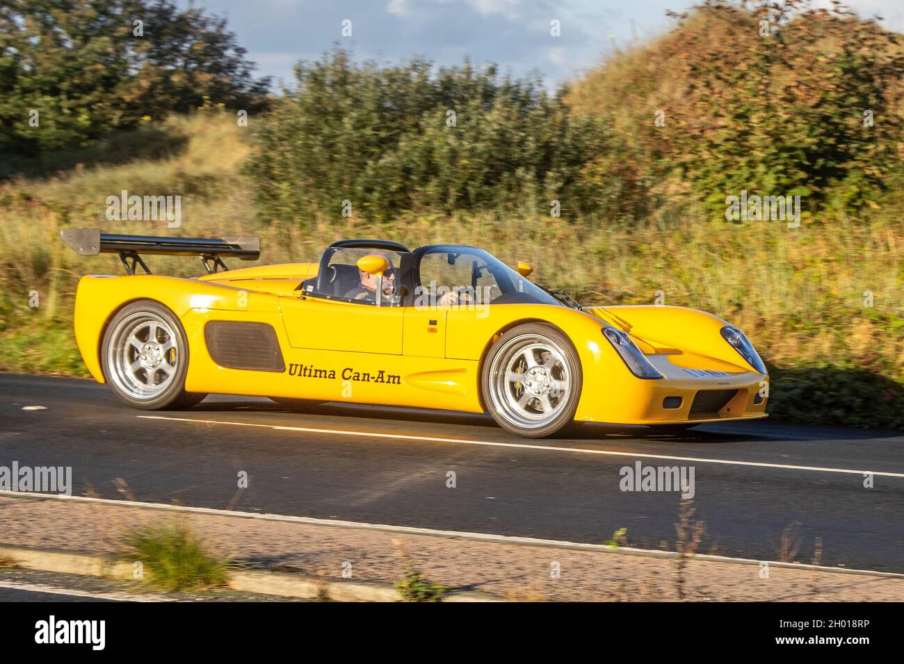 2007 6300cc Yellow Ultima CAN-Am à l'événement de Supercar du Nord-Ouest quand les voitures et les touristes arrivent dans la station côtière. En route vers Southport Classic and Speed 2021, Victoria Park, Southport, Royaume-Uni Banque D'Images