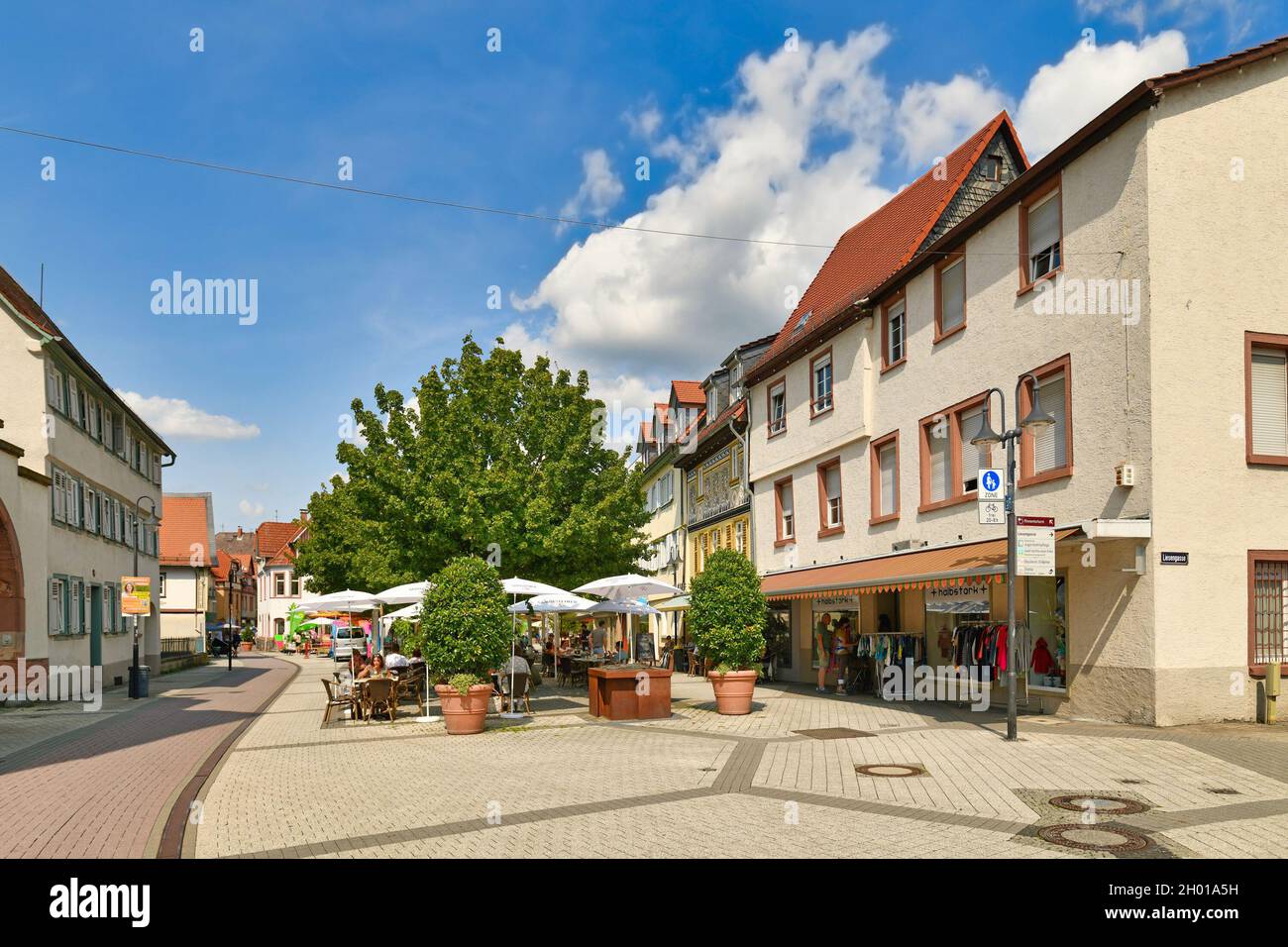 Bensheim, Allemagne - 2021 août : centre historique de la vieille ville le jour d'été ensoleillé Banque D'Images