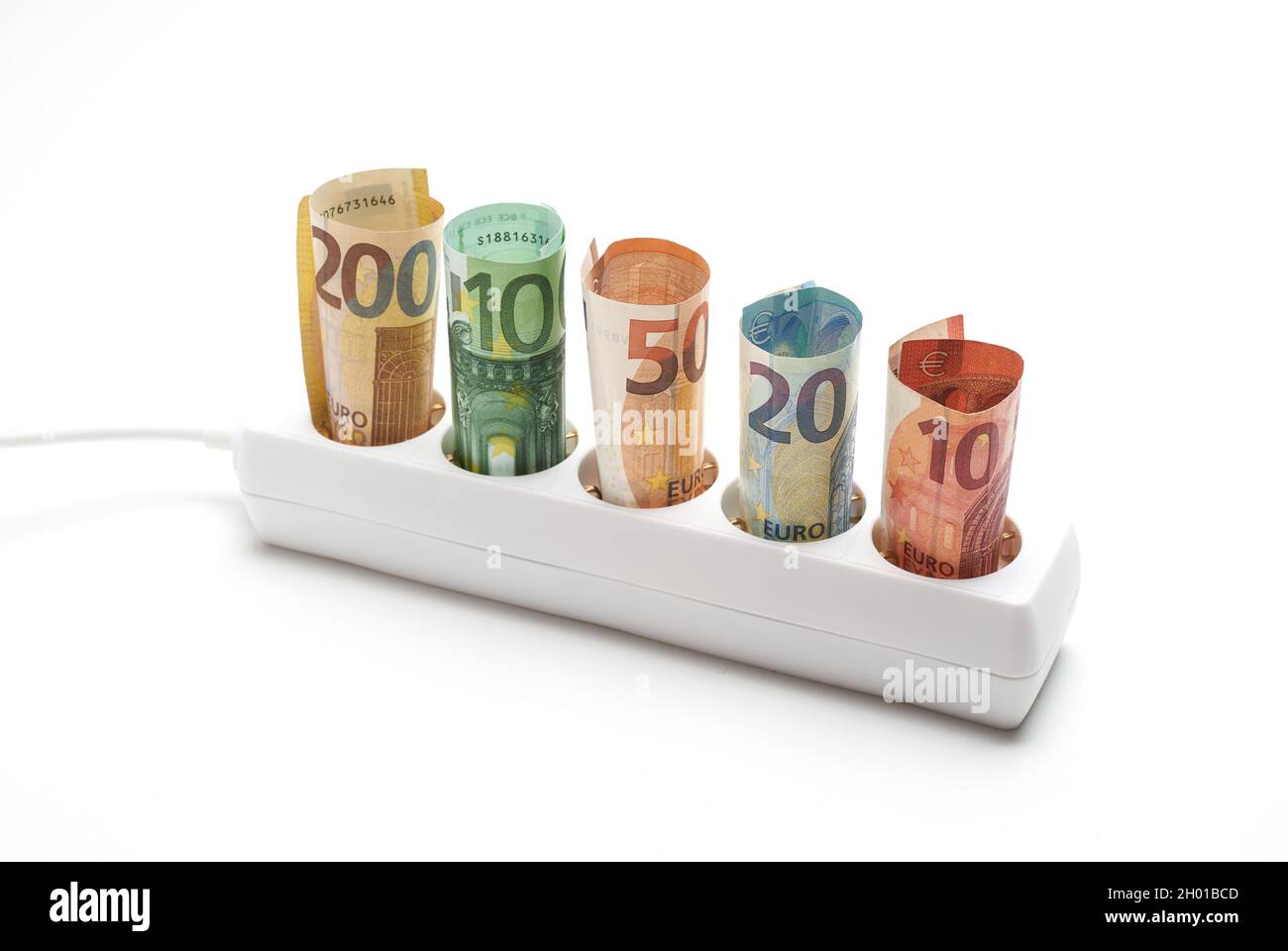 Une prise électrique avec des billets en euros isolés sur fond blanc Banque D'Images