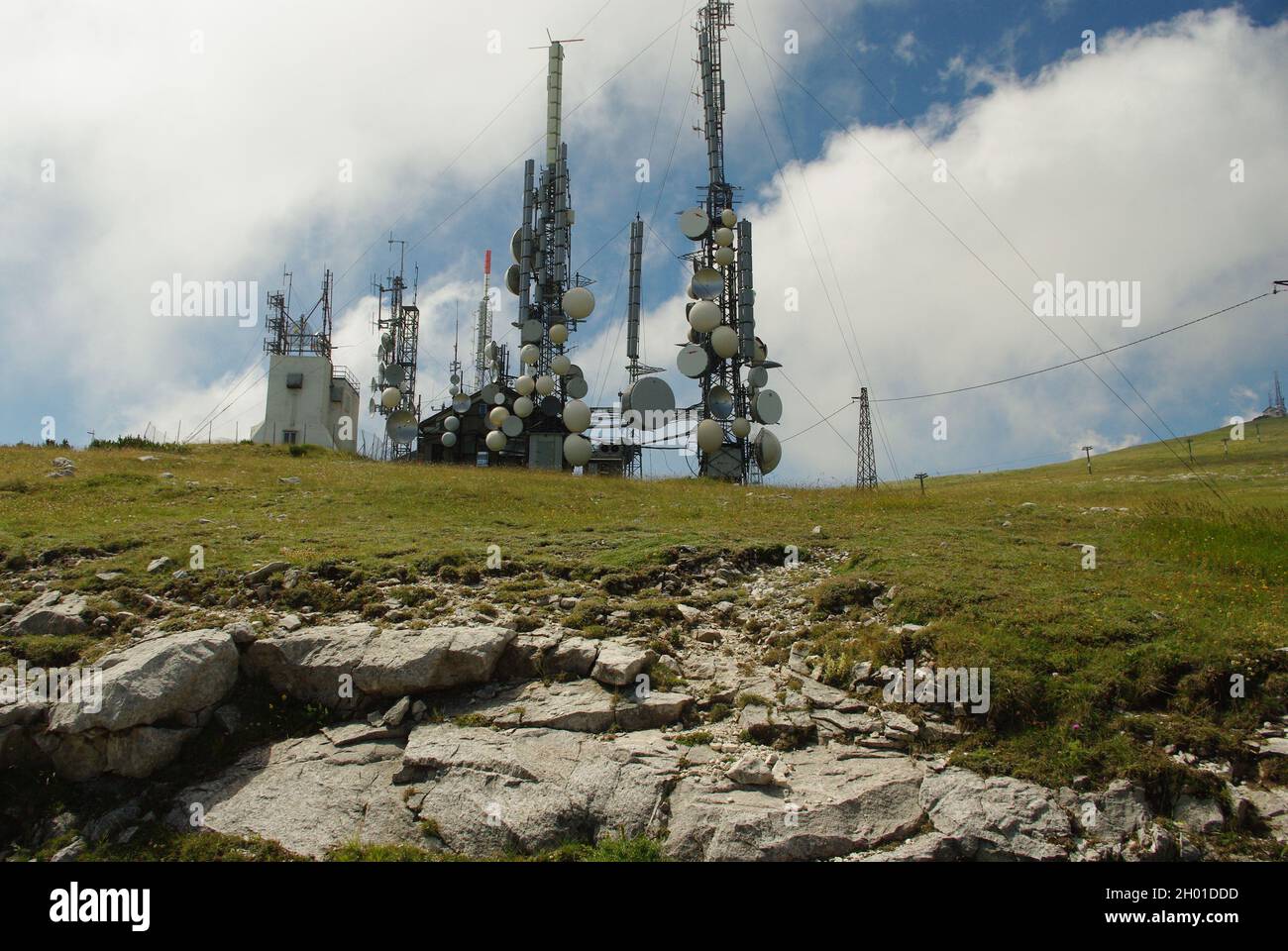 Antennes TV et répéteurs sur la montagne de Passo Lanciano, Abruzzes, Italie Banque D'Images