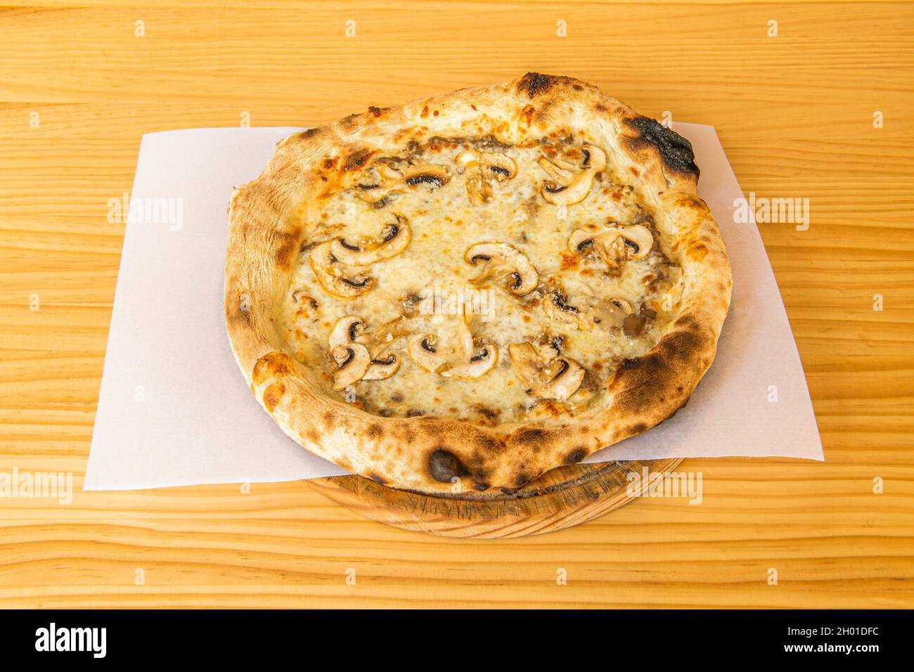 Pizza à tartufata pour une personne avec shake aux champignons confits,  huile de tournesol, câpres, anchois, viande d'olive noire,truffe noire et  ail Photo Stock - Alamy