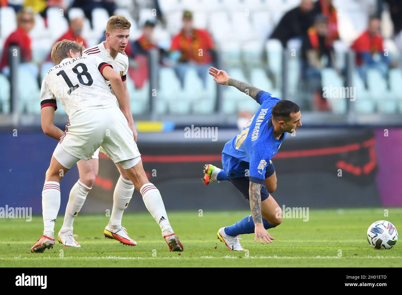 Federico Bernardeschi (Italie)Charles de Ketelaere (Belgique)Kevin de Bruyne (Belgique) lors de la finale 2020-2021 de l'UEFA Nations League 3  4 match entre l'Italie 2-1 Belgique au stade Juventus le 10 octobre 2021 à Turin, Italie.Credit: Maurizio Borsari/AFLO/Alay Live News Banque D'Images