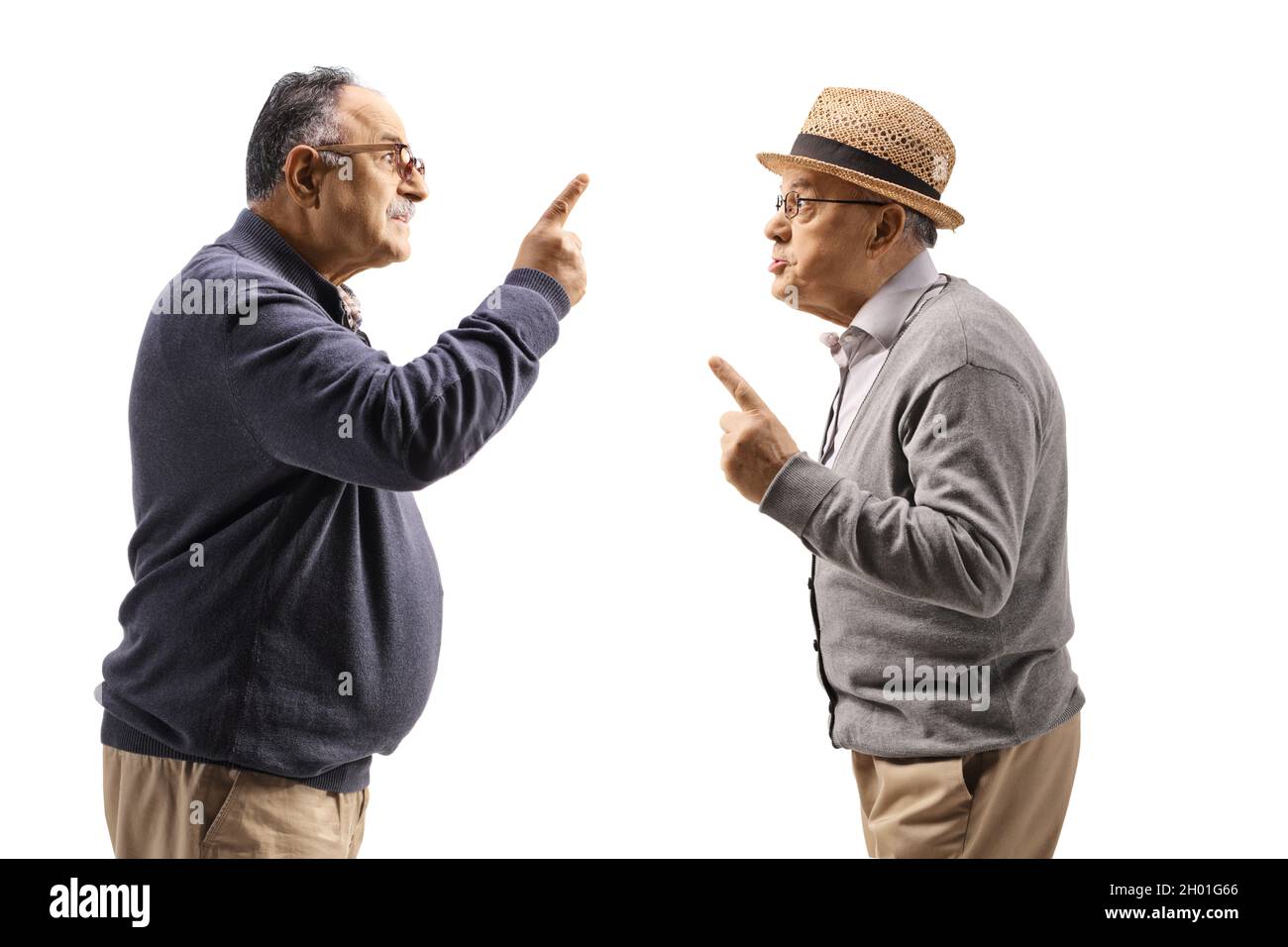 Plan de profil de deux hommes matures en colère ayant un argument isolé sur fond blanc Banque D'Images