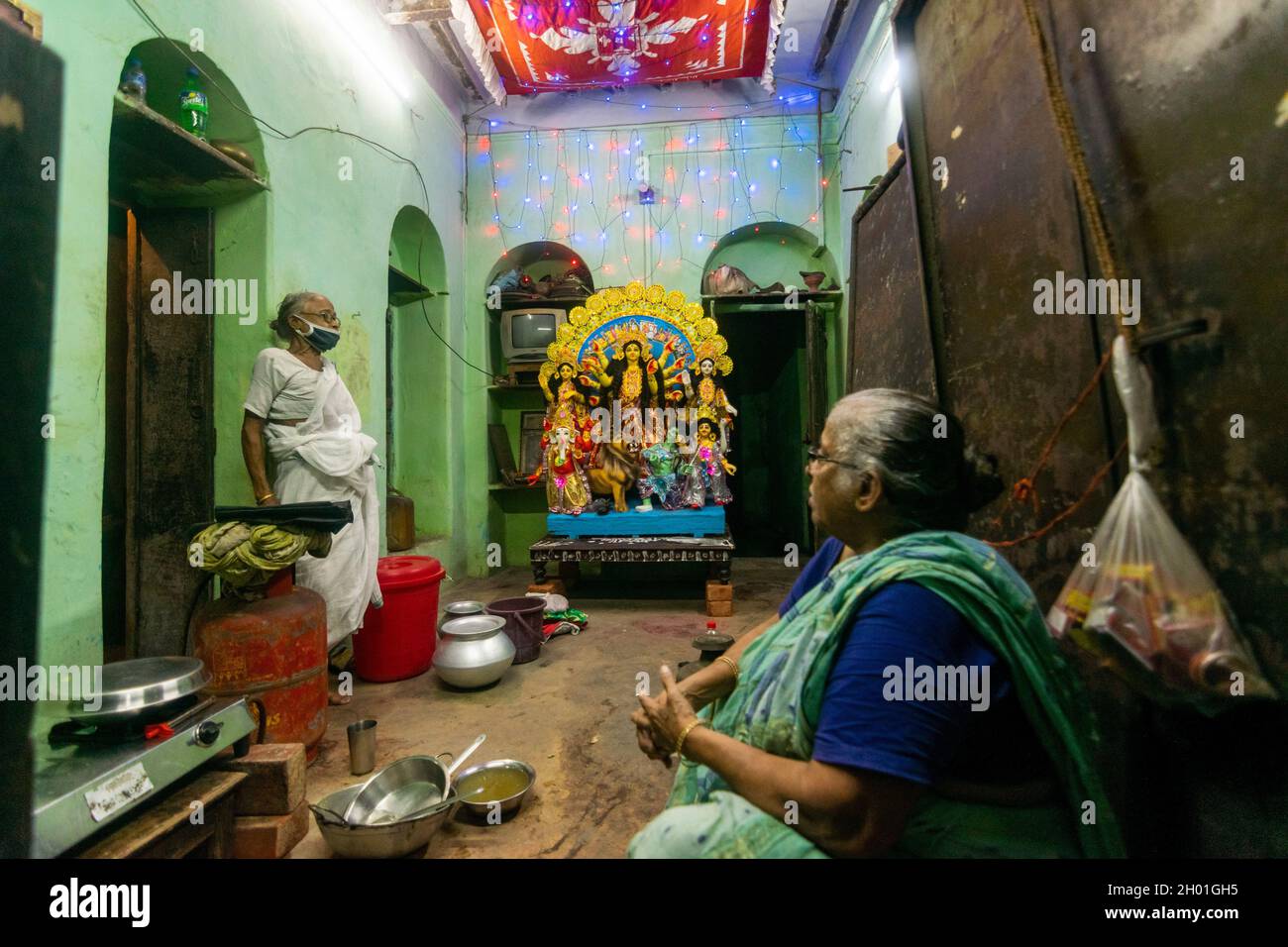 Kolkata, Bengale occidental, Inde.10 octobre 2021.Deux femmes âgées se préparent à la Durga Puja dans leur maison.Durga puja est le plus grand festival des bengalis et la grande célébration de celui-ci se produit dans la ville de Kolkata.Il n'y a presque rien qui s'est passé en 2020 en raison de la pandémie de COVID 19.Après une campagne de vaccination assez réussie, cette année, le gouvernement a permis au festival, avec de lourdes restrictions, de contrôler la foule et d'arrêter la propagation du virus COVID 19.(Image de crédit : © Santarpan Roy/ZUMA Press Wire) Banque D'Images