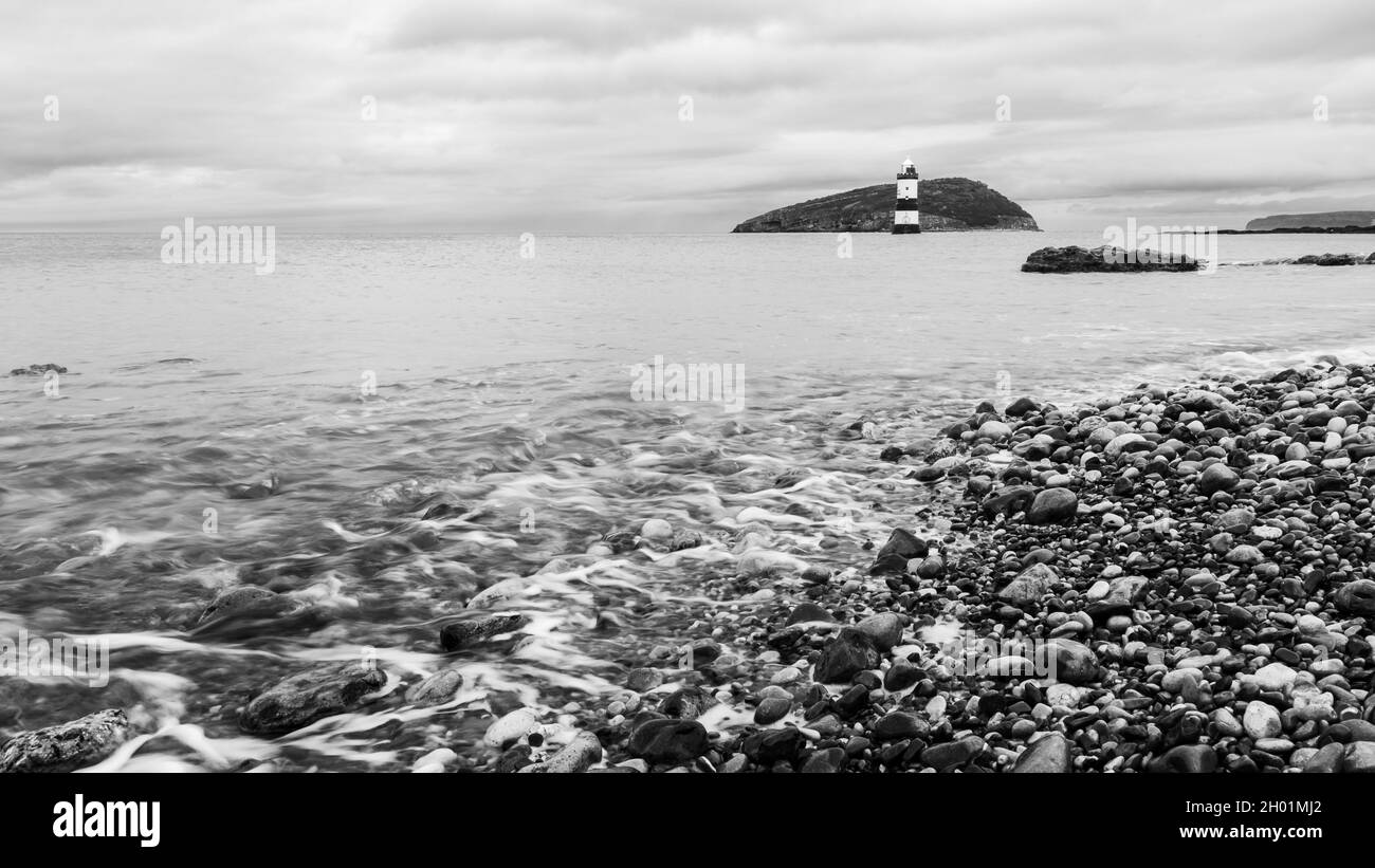 Penmon point en noir et blanc vu sur la côte d'Anglesey, au nord du pays de Galles, en octobre 2021. Banque D'Images