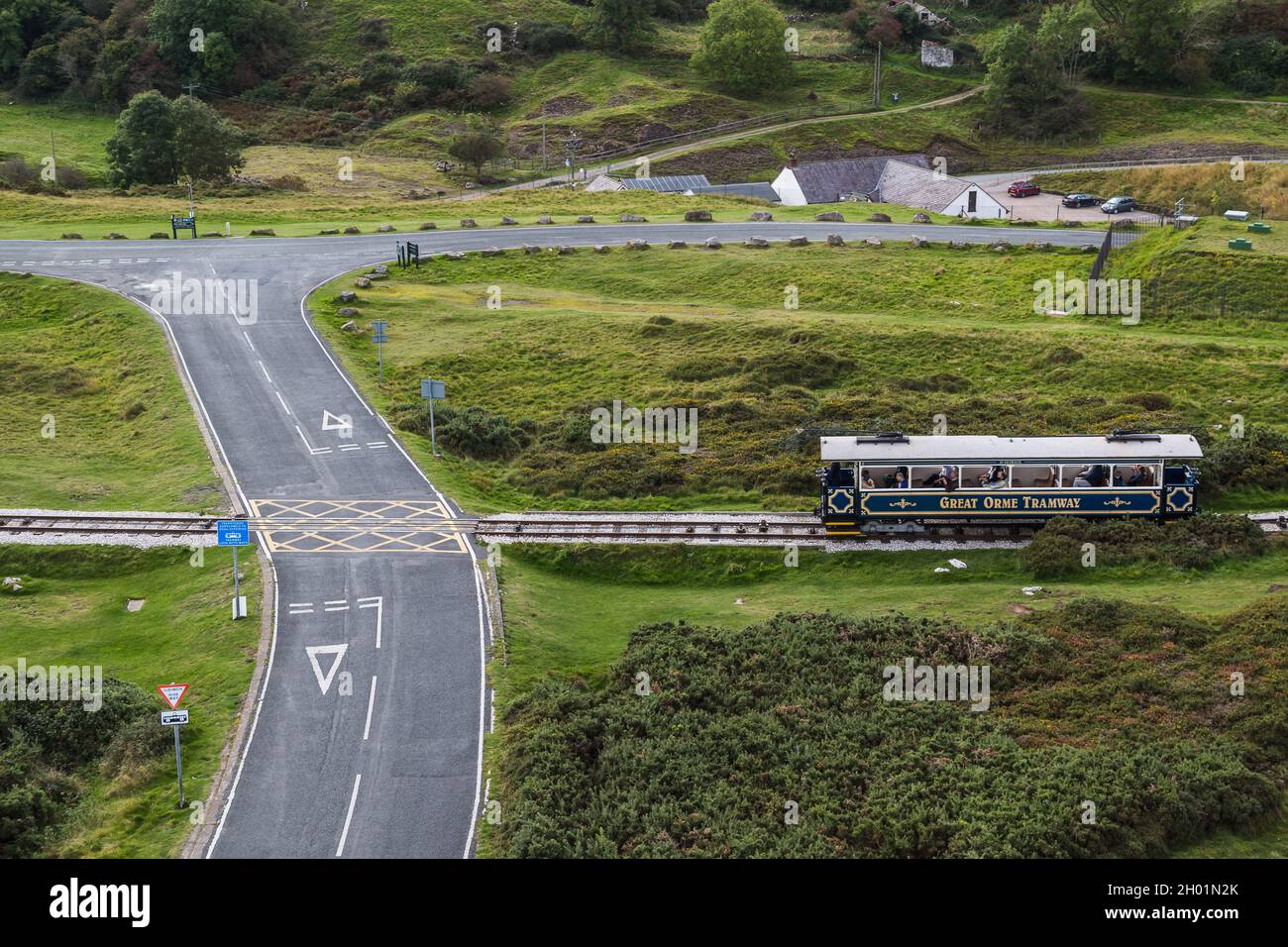 Un tramway sur la Great Orme traversant la route en descendant vers Llandudno sur la côte nord du pays de Galles, photo en octobre 2021. Banque D'Images