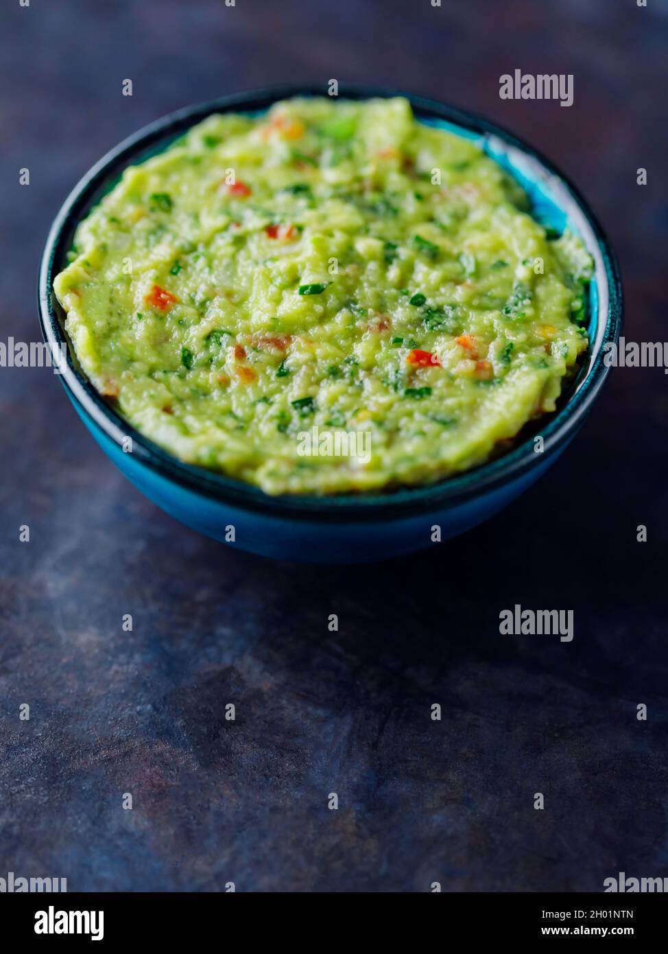 Guacamole sur fond sombre.Sauce mexicaine traditionnelle guacamole dans un bol.Cuisine mexicaine traditionnelle.Gros plan Banque D'Images