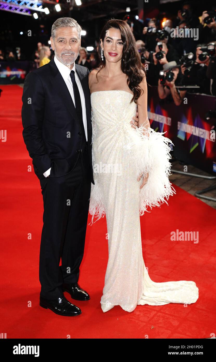 George Clooney et sa femme Amal arrivent pour la première britannique du 'The Tender Bar', au Royal Festival Hall de Londres pendant le BFI London film Festival.Date de la photo: Dimanche 10 octobre 2021. Banque D'Images