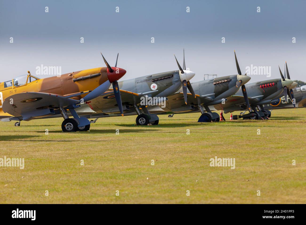 spitfires Supermarine alignés sur la ligne de vol de Duxford Banque D'Images