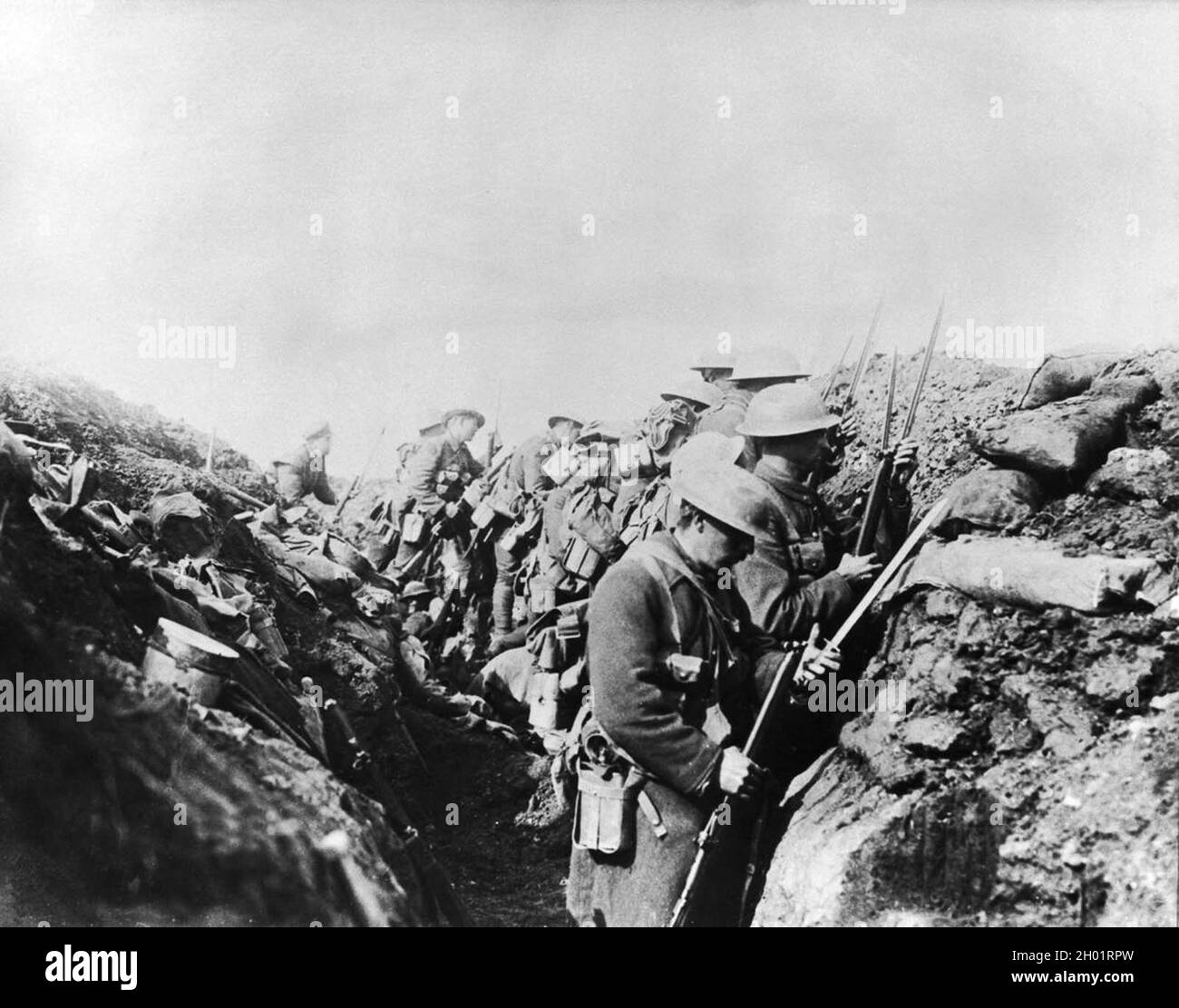 Des soldats canadiens qui fixent des baïonnettes avant de passer au-dessus du sommet. Banque D'Images