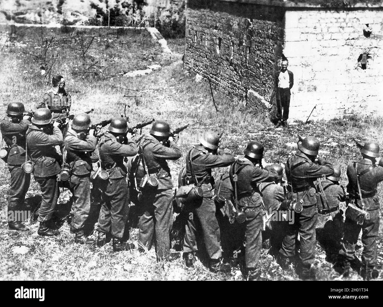 Georges Blind, membre de la résistance française, souriant devant une équipe de tir allemande en 1944. Banque D'Images