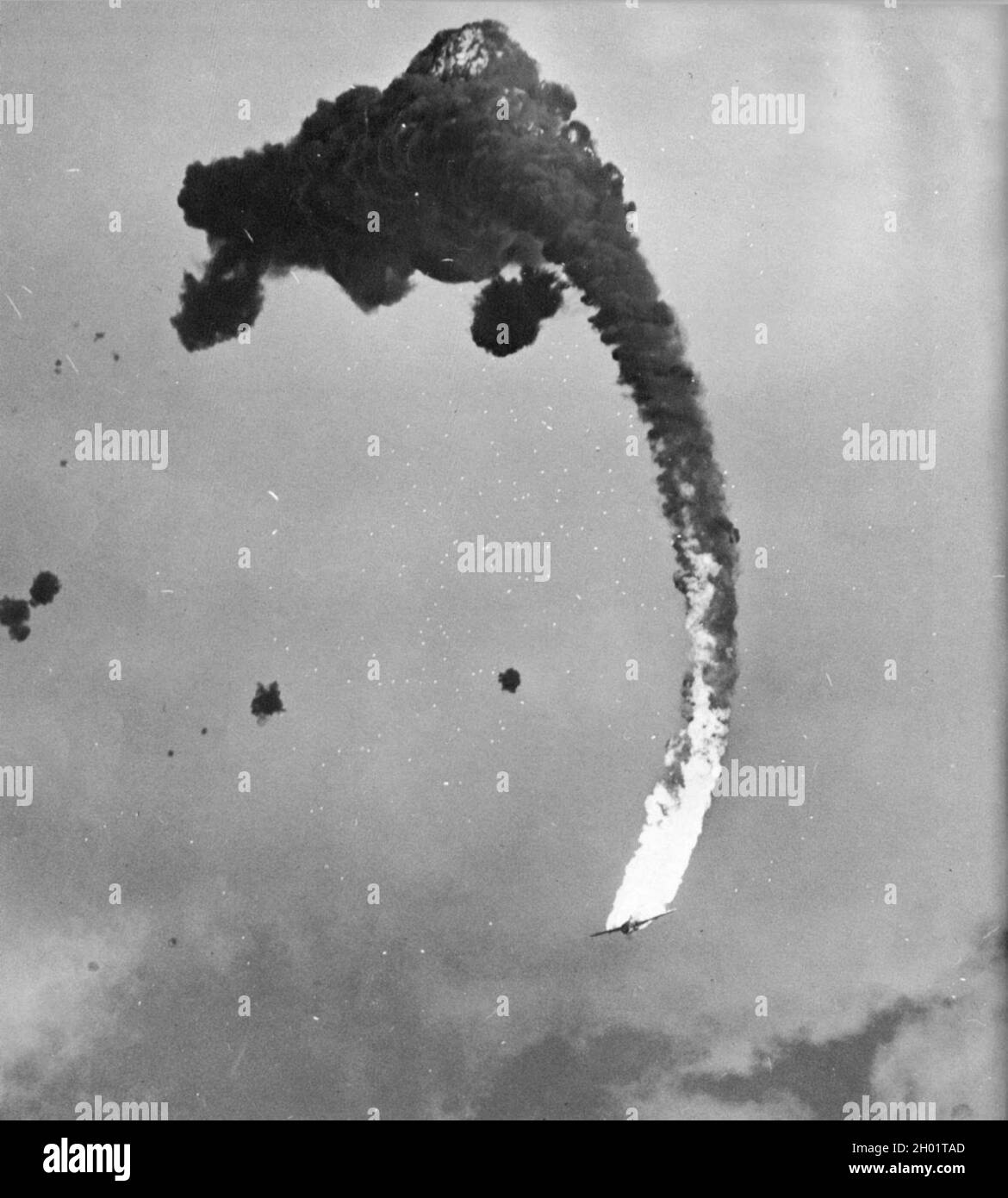 Un avion japonais en flammes, abattu par un feu anti-avion de l'USS Hornet Banque D'Images