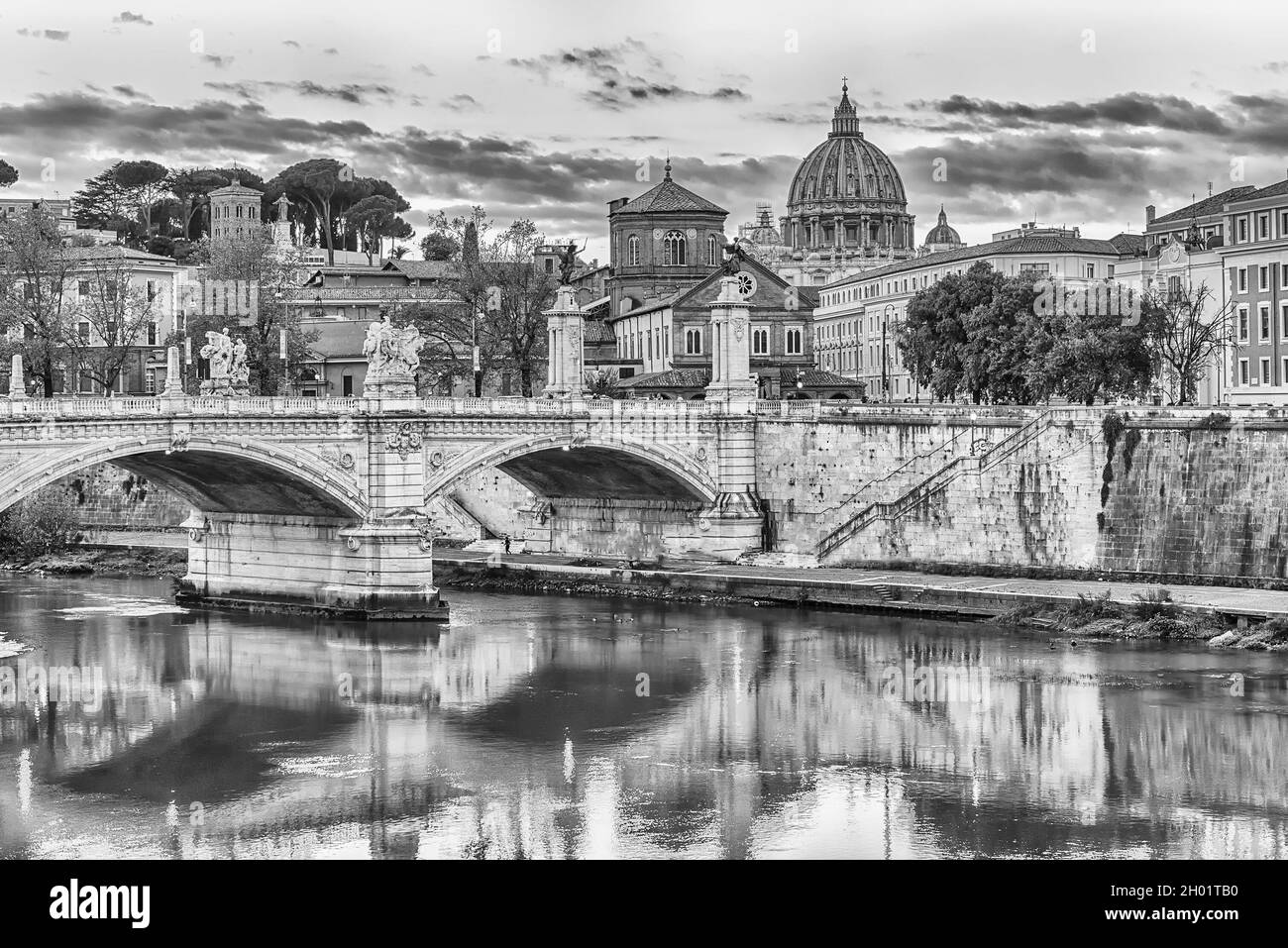 Belle vue sur le Tibre et la Cathédrale Saint-Pierre à Rome, Italie Banque D'Images