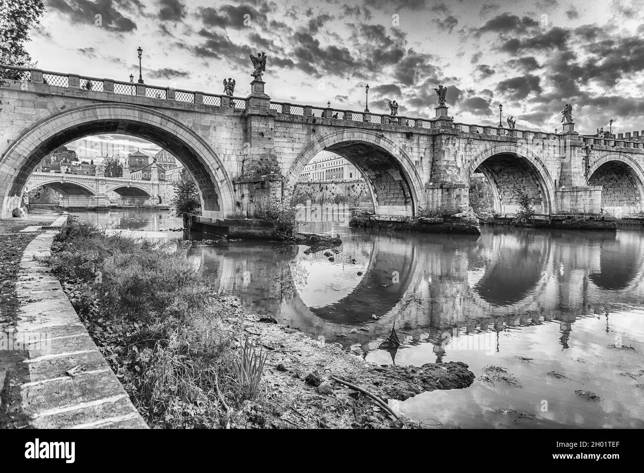 Vue panoramique du pont Sant'Angelo avec de belles réflexions sur le Tibre à Rome, Italie Banque D'Images