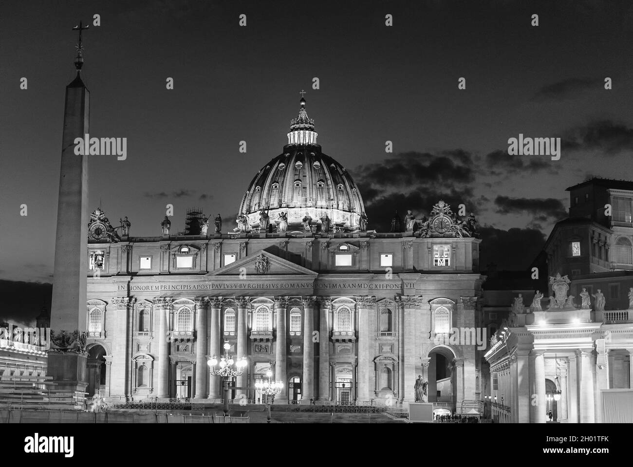 Vue de nuit panoramique avec la façade de la cathédrale Saint-Pierre, l'établissement emblématique de Rome, Italie, et la plus grande église dans le monde Banque D'Images