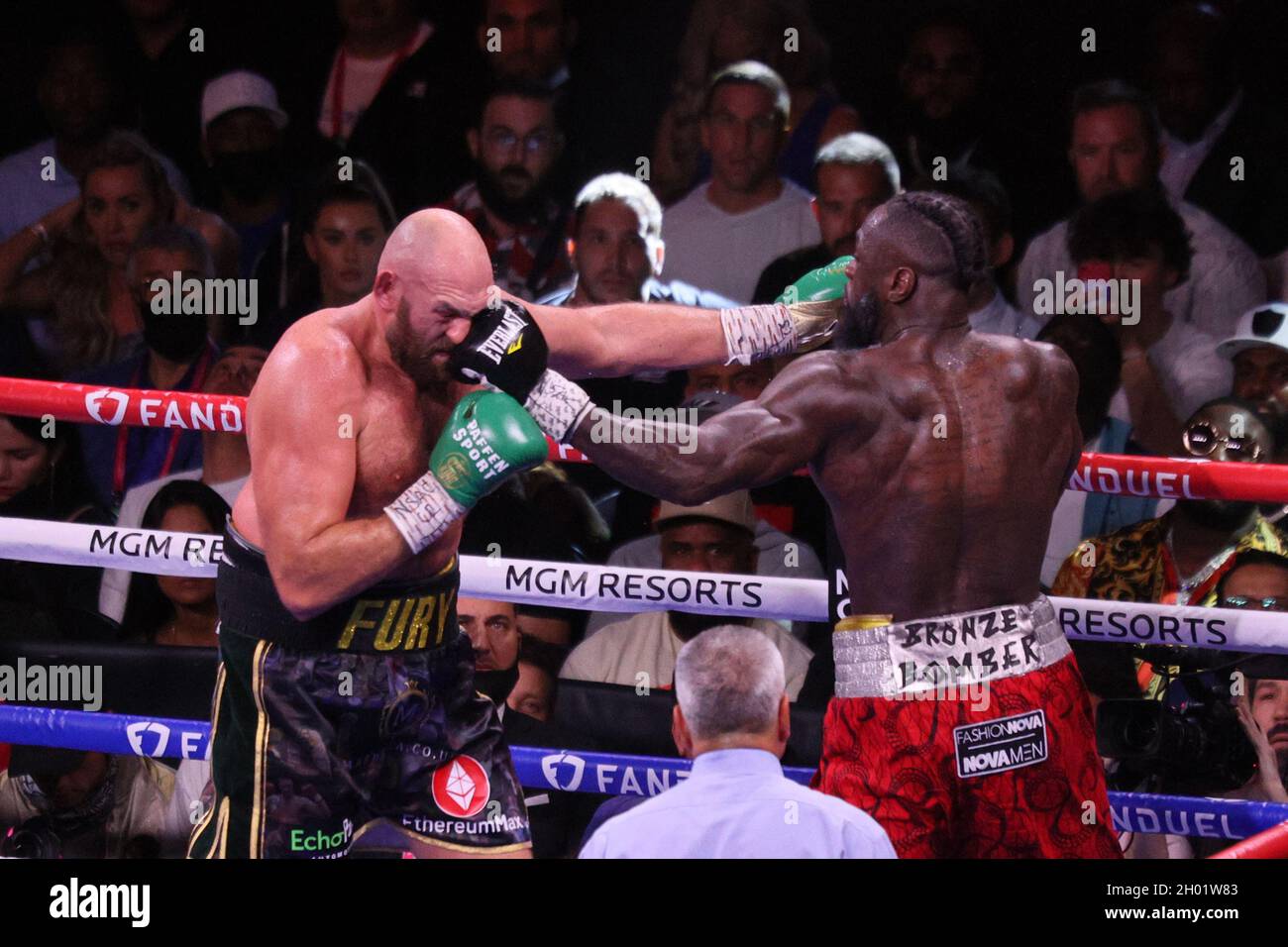 Las Vegas, États-Unis.10 octobre 2021.L'échange Tyson Fury et Deontay Wilder a laissé des jabs au coin du ring pendant le match de boxe 12 tours Tyson Fury contre Deontay Wilder III Heavyweight, à la T-Mobile Arena de Las Vegas, Nevada, le samedi 9 octobre 2021.Photo de James Atoa/UPI crédit: UPI/Alay Live News Banque D'Images