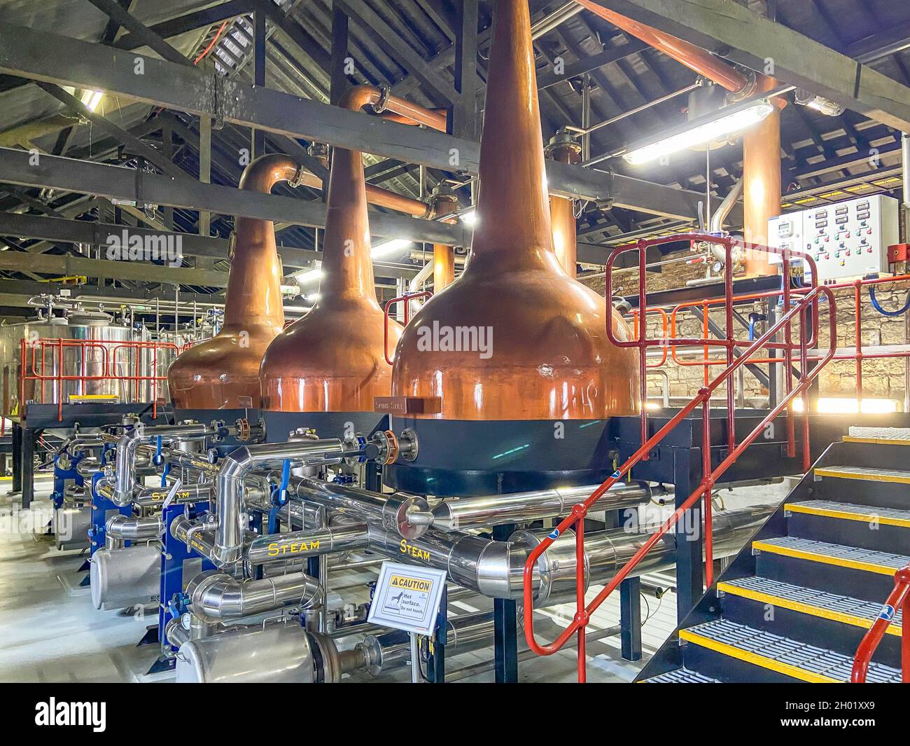 Distillateurs à l'esprit de cuivre, distillerie Old Jameson Whiskey Midleton, Distillery Walk, Midleton (Mainistir na Corann), comté de Cork, République d'Irlande Banque D'Images