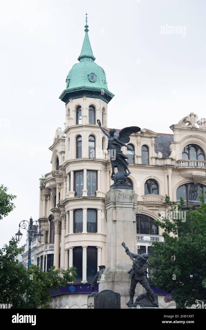 Austin's Department Store et War Memorial, The Diamond, , Derry (Londonderry), Comté de Derry,Irlande du Nord, Royaume-Uni Banque D'Images