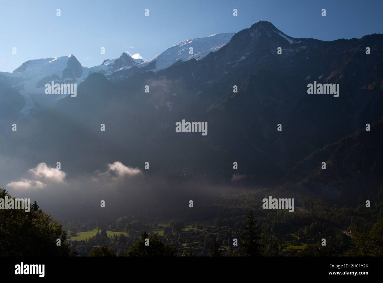 Lever de soleil aux Houches, France.La vue de la piste jusqu'au refuge de Bellachat, septembre. Banque D'Images
