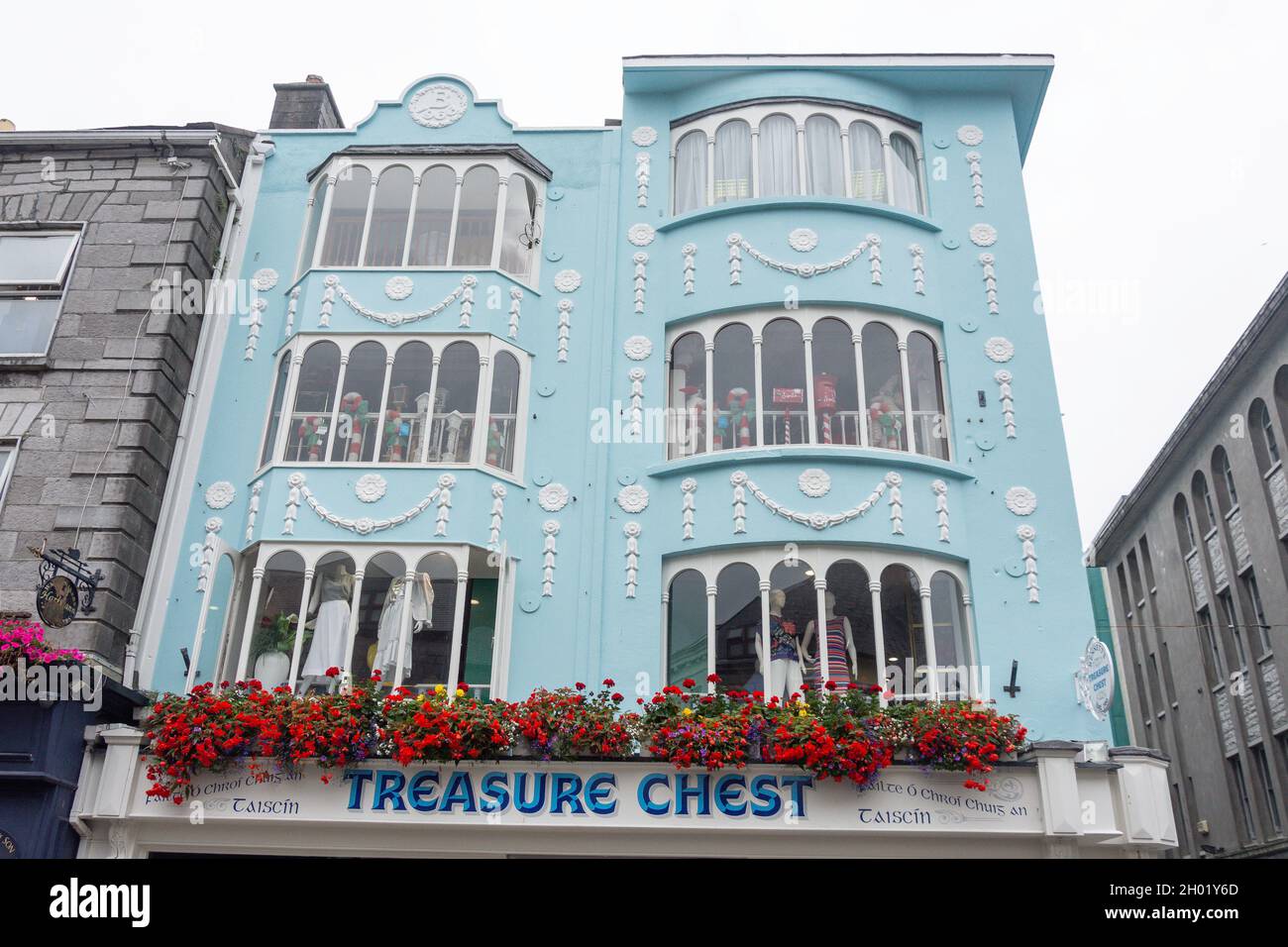 Boutique de cadeaux et de mode Treasure Chest avec façade parBudget, William Street, City Center, Galway (Gaillimh), County Galway,République d'Irlande Banque D'Images