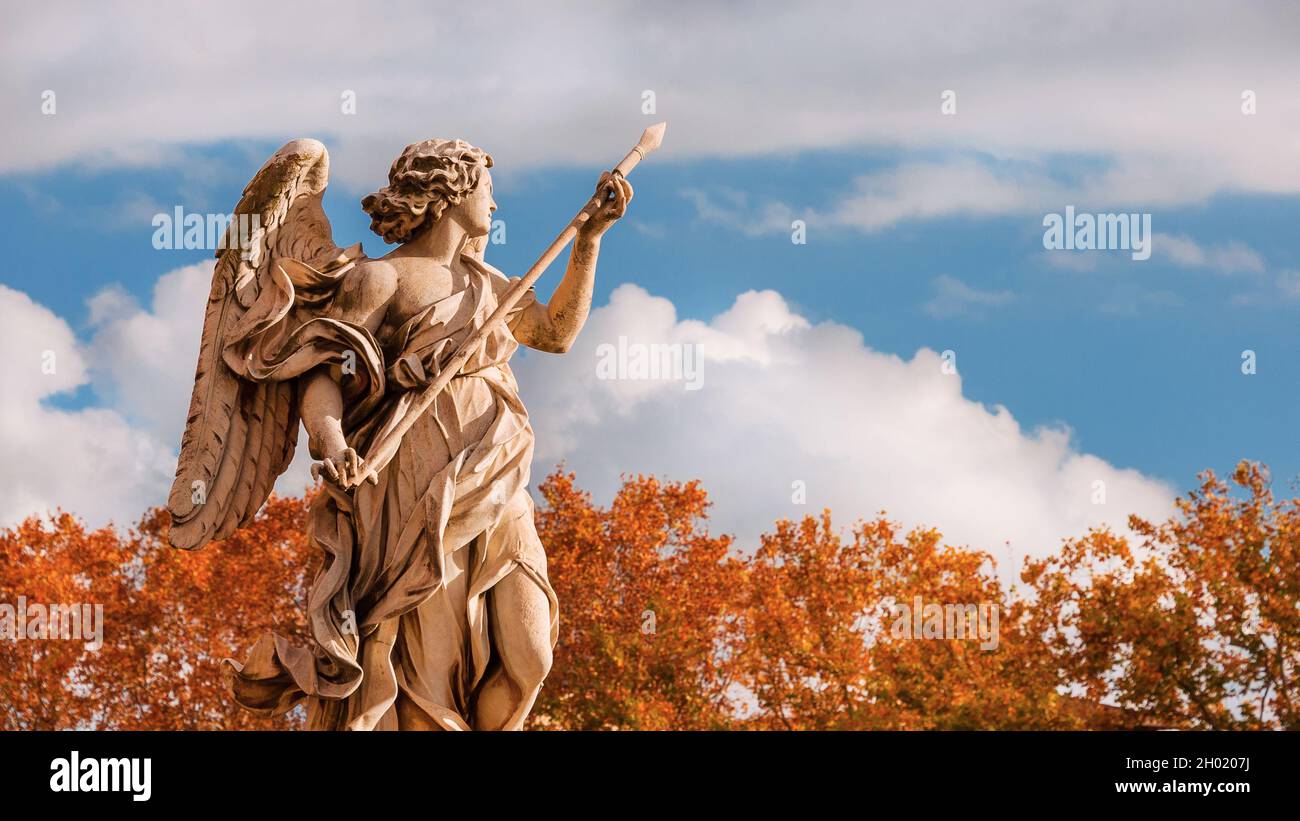 Automne à Rome. Belle statue d'ange avec le Saint-Lance de Longinus au sommet du pont Sant'Angelo, érigée au XVIIe siècle, avec des feuilles d'atumnal Banque D'Images