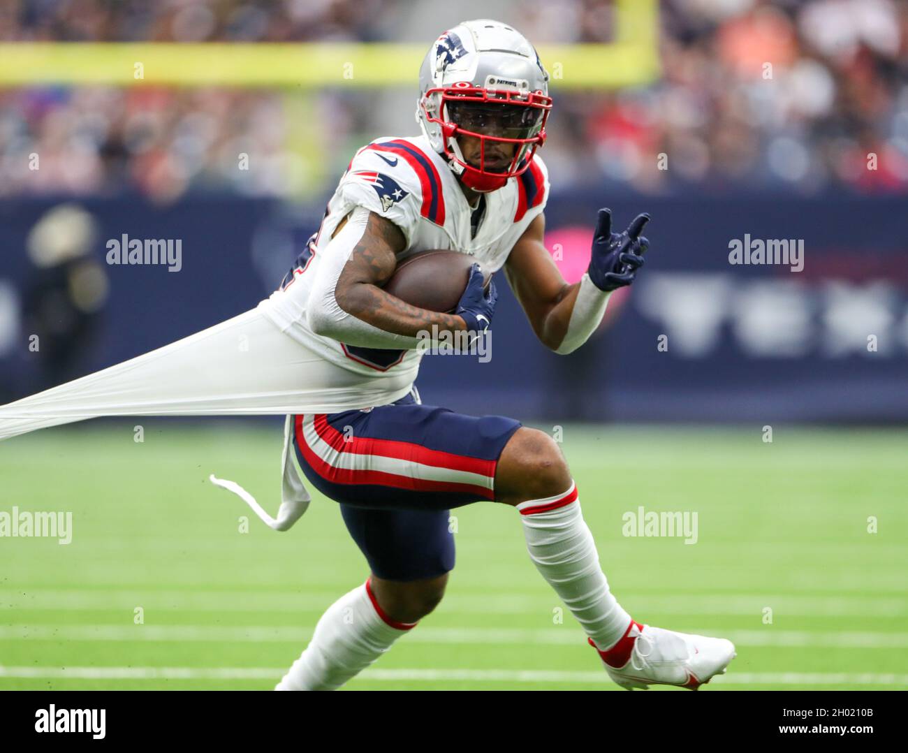 Houston, Texas, USA.10 octobre 2021: Le grand receveur des Patriots de la Nouvelle-Angleterre, Kendrick Bourne (84), est descendu par son maillot après une prise lors d'un match de la NFL entre Houston et la Nouvelle-Angleterre le 10 octobre 2021 à Houston, Texas.Les Patriots ont gagné 25-22.(Credit image: © Scott Coleman/ZUMA Press Wire) Credit: ZUMA Press, Inc./Alamy Live News Banque D'Images