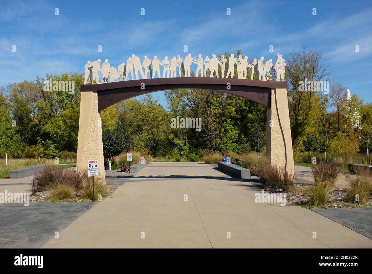FARGO, DAKOTA DU NORD - 4 octobre 2021 : l'esprit de la sculpture Sandbagger du Fargo Lions Club pour commémorer 100 ans de service communautaire, illustre Banque D'Images