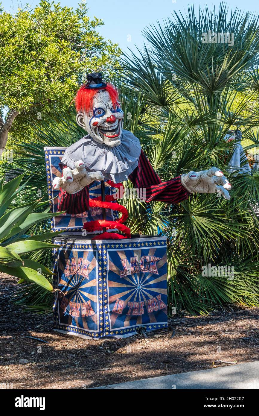 Un énorme Jack-in-the-Box exposé pour halloween dans la cour avant d'une maison à Santa Barbara, Californie. Banque D'Images