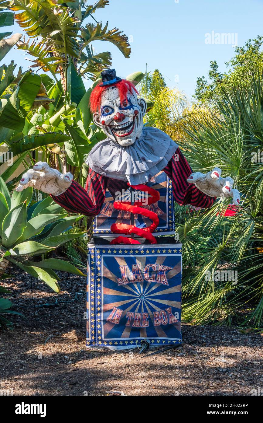 Un énorme Jack-in-the-Box exposé pour halloween dans la cour avant d'une maison à Santa Barbara, Californie. Banque D'Images