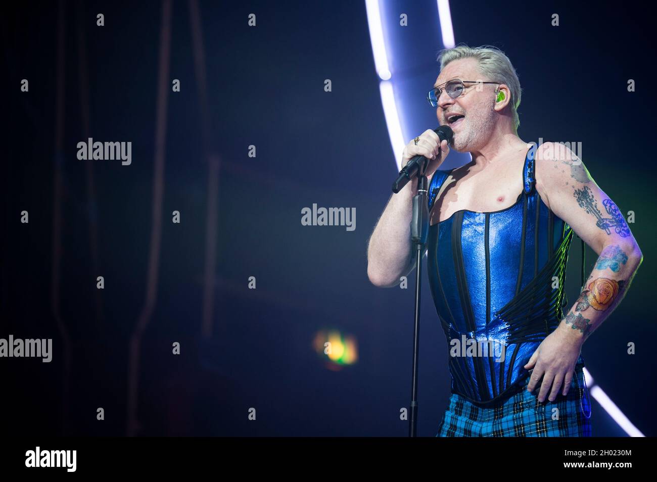 Manchester, Royaume-Uni.10 octobre 2021.Vince Clark et Andy Bell du groupe pop des années 80, Erasure, se produire à Manchester O2 Apollo.2021-10-10.Crédit : Gary Mather/Alay Live News Banque D'Images