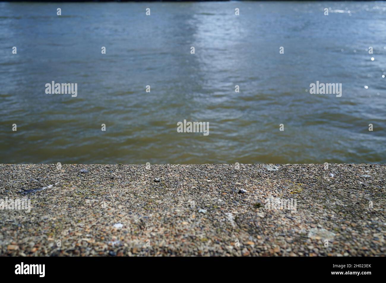 Coloration bleue / coloration à la rivière et à l'eau hors foyer scène avec béton premier plan Banque D'Images