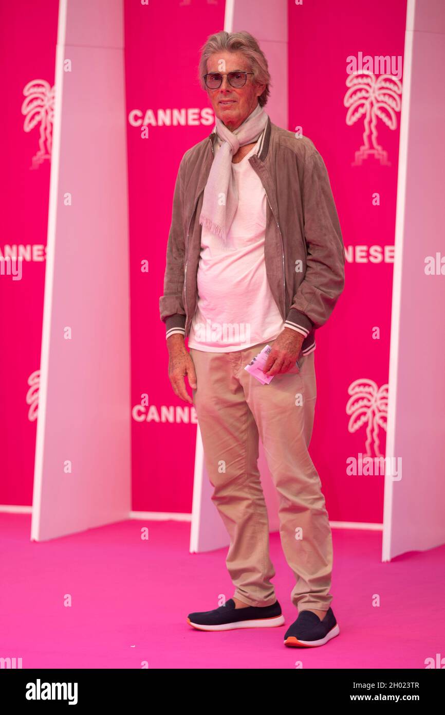 Cannes, France, le 8 octobre 2021, Dominique Desaigne pose le tapis rose lors du 4ème Festival des Cannéseries - International Series. Banque D'Images