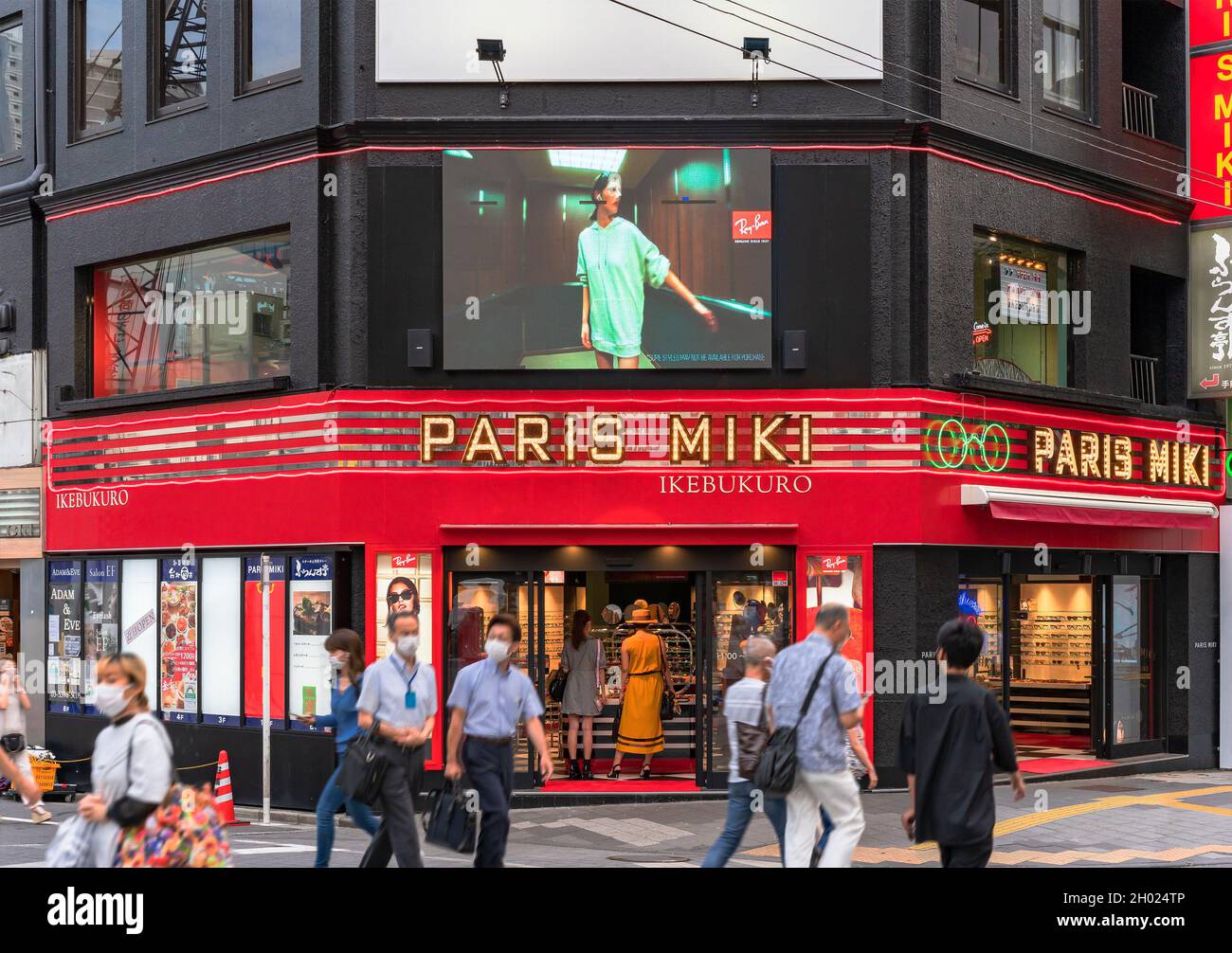 tokyo, japon - juillet 20 2021 : détaillant de lunettes et boutique  d'optique de l'opticien japonais Paris Miki avec une façade rouge dans la  zone commerçante du touri Photo Stock - Alamy