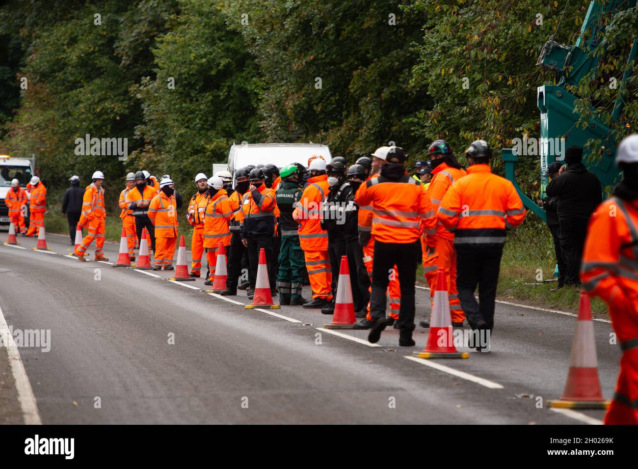 Aylesbury Vale, Royaume-Uni.Les huissiers de l'équipe nationale d'expulsion travaillant pour HS2 assistés par la sécurité HS2 et la police de la vallée de la Tamise ont commencé à expulser les manifestants anti HS2 qui avaient été enlisés dans de grandes forteresses forestières lors de LA GUERRE contre le camp HS2 aujourd'hui.La terre au large de l'A413, juste à l'extérieur de Wendover, appartient au Conseil de Buckinghamshire, mais a été saisie par la cour par HS2 Ltd. La construction du rail à grande vitesse 2 a un impact dévastateur sur les sites forestiers et sauvages de Wendover.Crédit : Maureen McLean/Alay Banque D'Images