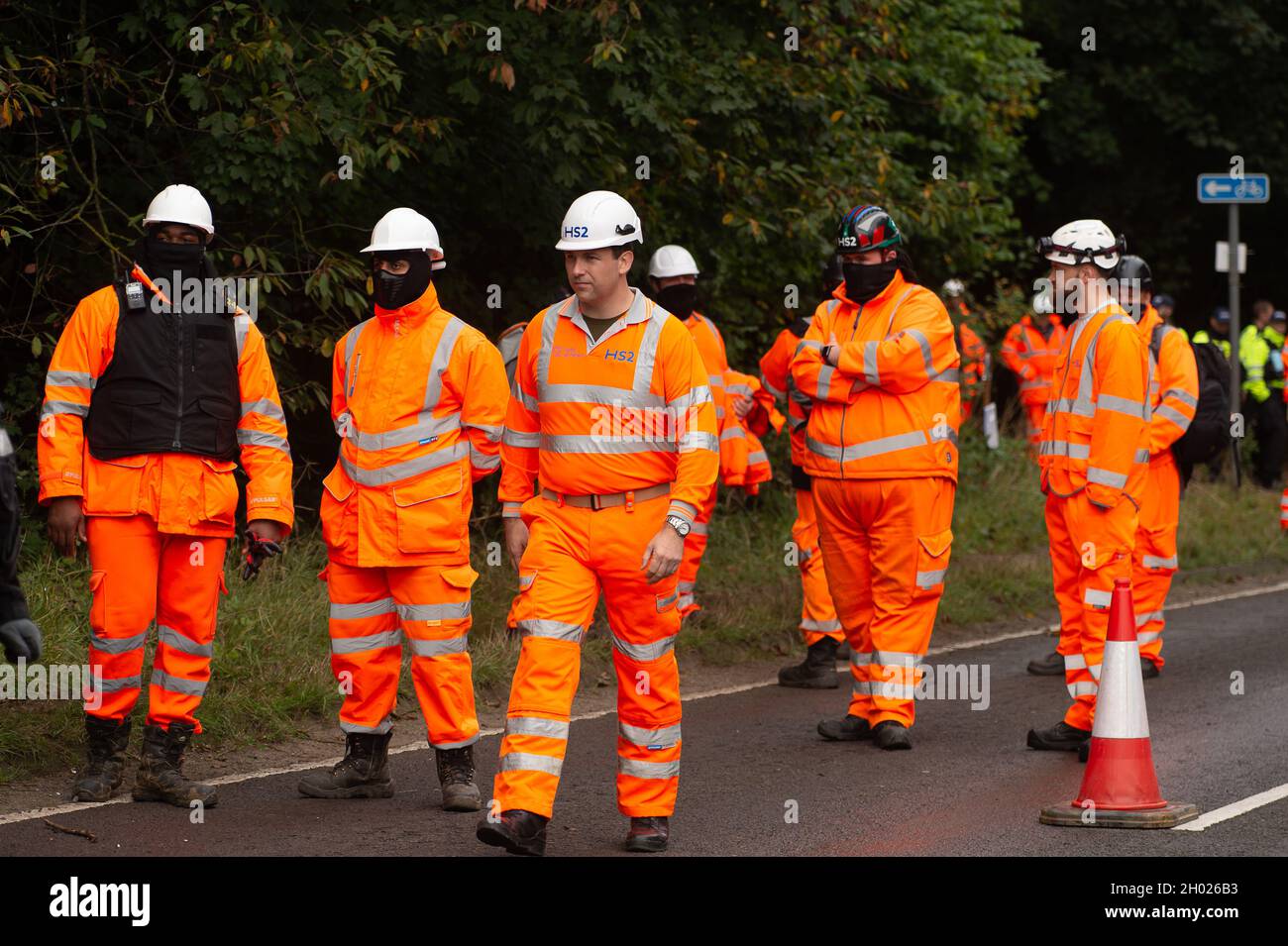 Aylesbury Vale, Royaume-Uni.Les huissiers de l'équipe nationale d'expulsion travaillant pour HS2 assistés par la sécurité HS2 et la police de la vallée de la Tamise ont commencé à expulser les manifestants anti HS2 qui avaient été enlisés dans de grandes forteresses forestières lors de LA GUERRE contre le camp HS2 aujourd'hui.La terre au large de l'A413, juste à l'extérieur de Wendover, appartient au Conseil de Buckinghamshire, mais a été saisie par la cour par HS2 Ltd. La construction du rail à grande vitesse 2 a un impact dévastateur sur les sites forestiers et sauvages de Wendover.Crédit : Maureen McLean/Alay Banque D'Images