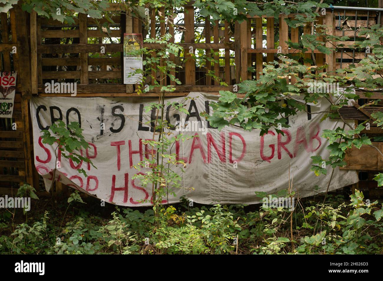 Aylesbury Vale, Royaume-Uni.Les huissiers de l'équipe nationale d'expulsion travaillant pour HS2 assistés par la sécurité HS2 et la police de la vallée de la Tamise ont commencé à expulser les manifestants anti HS2 qui avaient été enlisés dans de grandes forteresses forestières lors de LA GUERRE contre le camp HS2 aujourd'hui.La terre au large de l'A413, juste à l'extérieur de Wendover, appartient au Conseil de Buckinghamshire, mais a été saisie par la cour par HS2 Ltd. La construction du rail à grande vitesse 2 a un impact dévastateur sur les sites forestiers et sauvages de Wendover.Crédit : Maureen McLean/Alay Banque D'Images