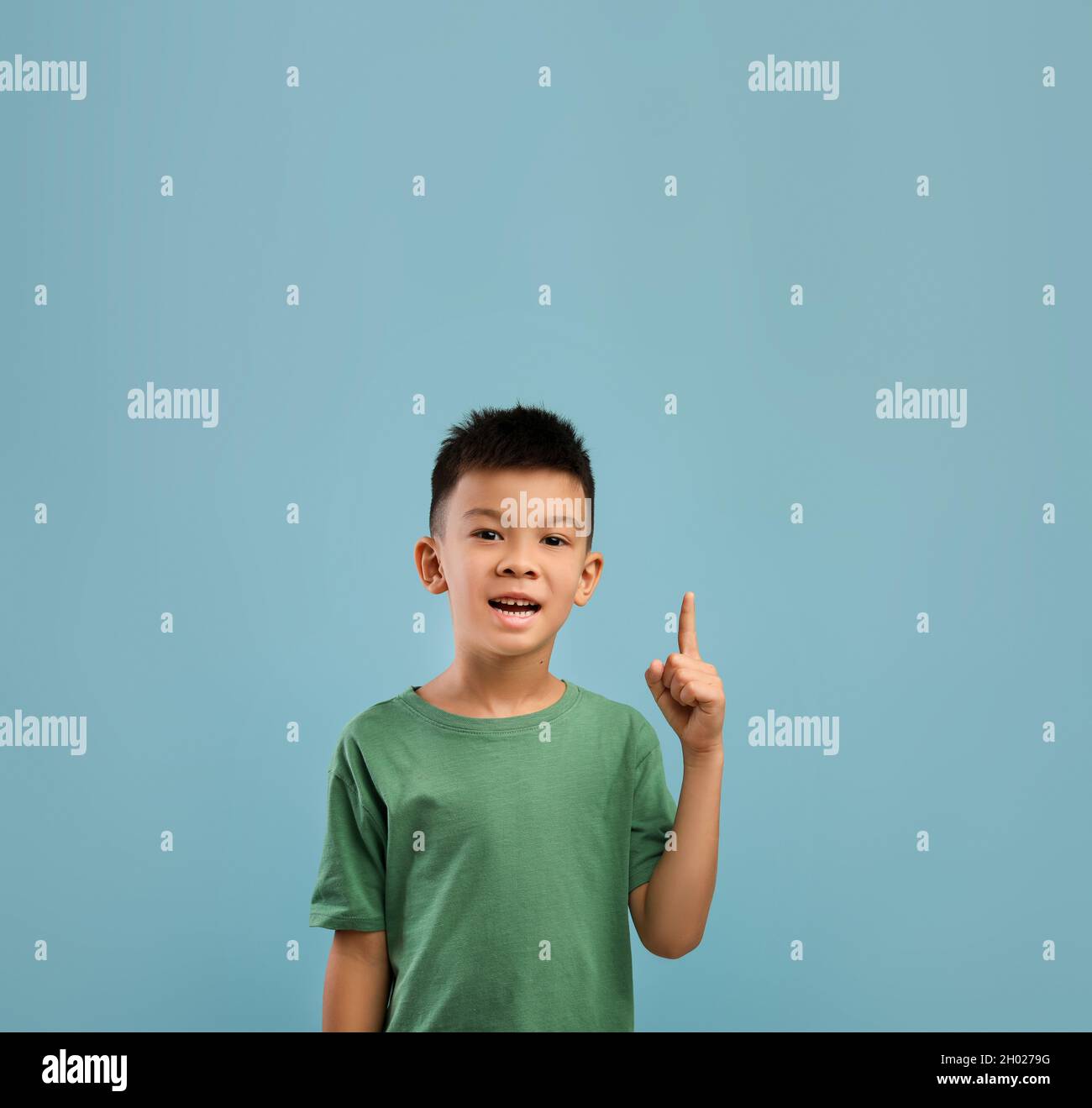 Bonne idée.Petit garçon asiatique excité pointant le doigt vers le haut et regardant la caméra, gai petit coréen enfant ayant le moment Eureka tout en posant plus Banque D'Images