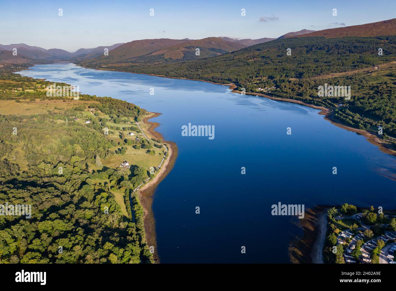 Vue aérienne sur un magnifique et paisible loch écossais sous le soleil matinal (Loch Eil, fort William) Banque D'Images