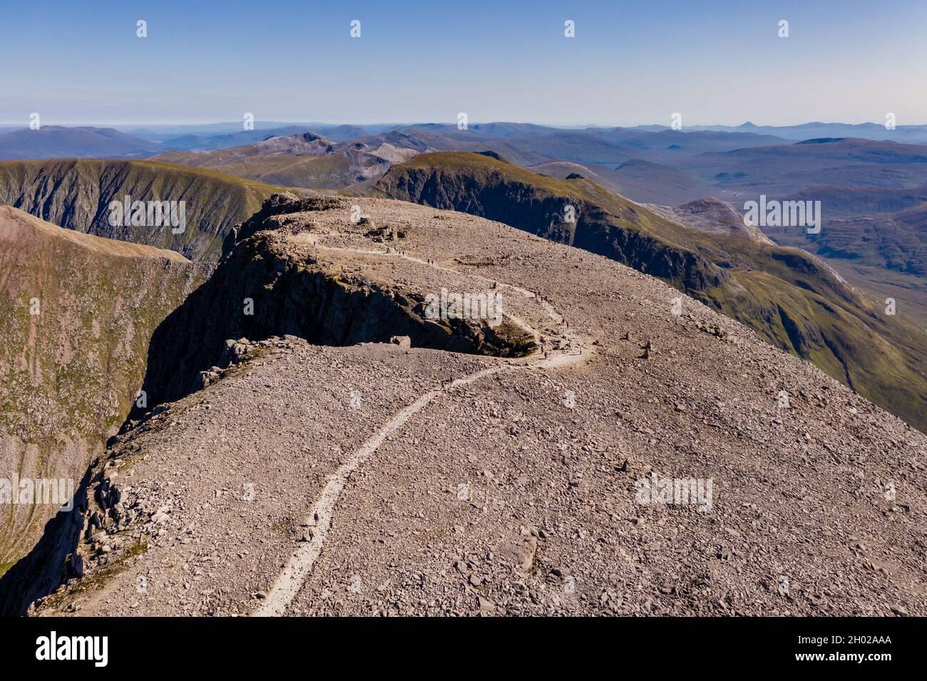 Vue aérienne du sommet de Ben Nevis - l'Écosse et la plus haute montagne du Royaume-Uni par une journée claire et ensoleillée Banque D'Images