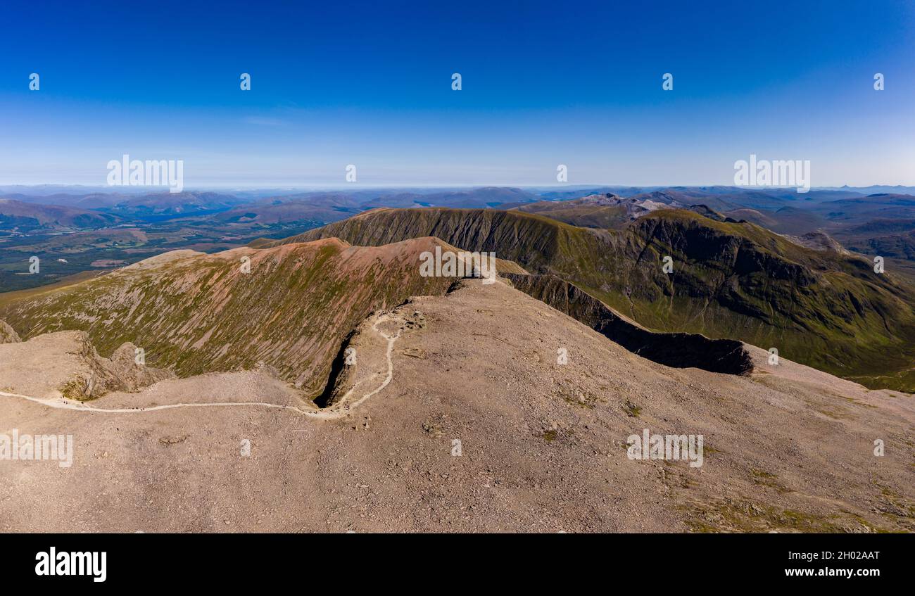 Vue panoramique aérienne du sommet de Ben Nevis - la plus haute montagne d'Écosse et du Royaume-Uni par une journée claire et ensoleillée Banque D'Images