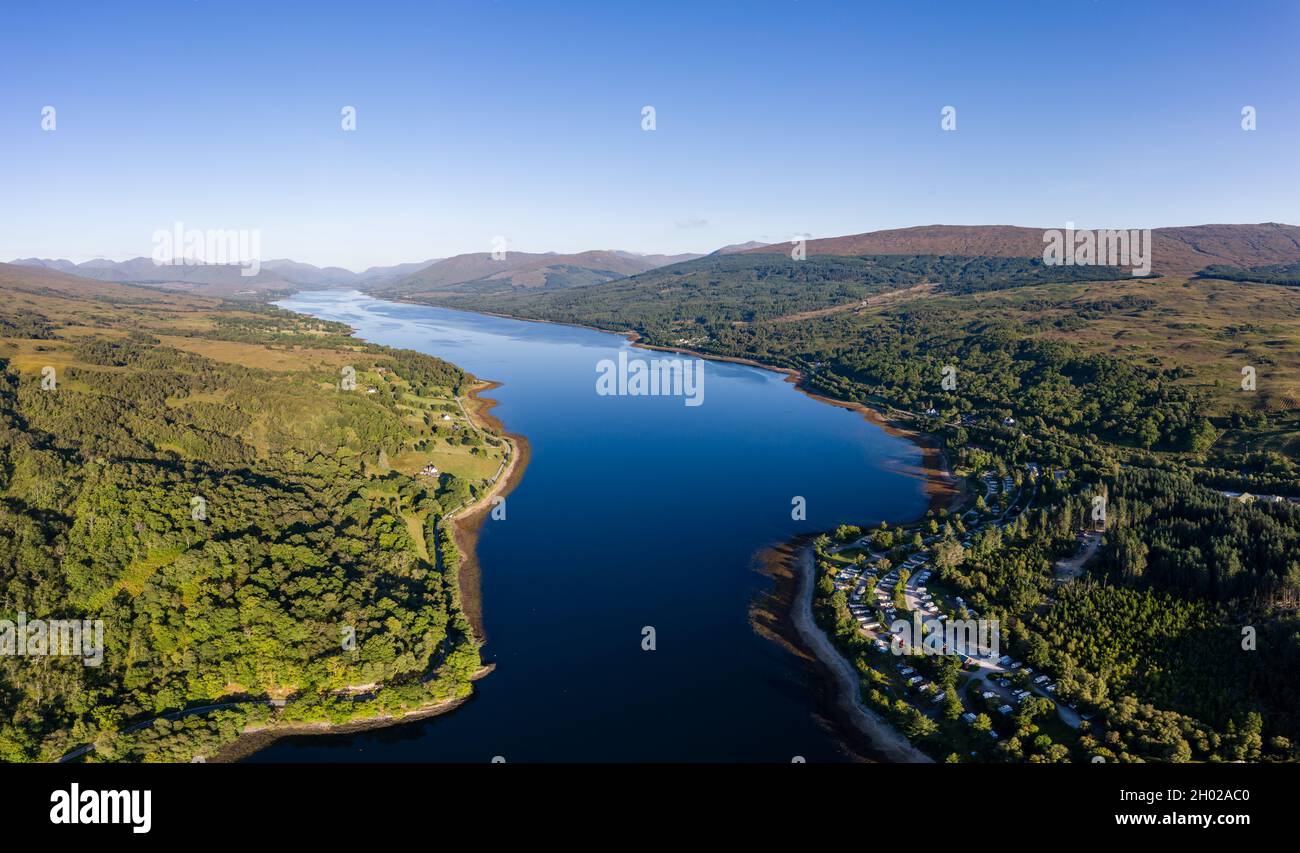 Vue aérienne d'un paisible loch écossais sous le soleil matinal (Loch Eil, fort William) Banque D'Images